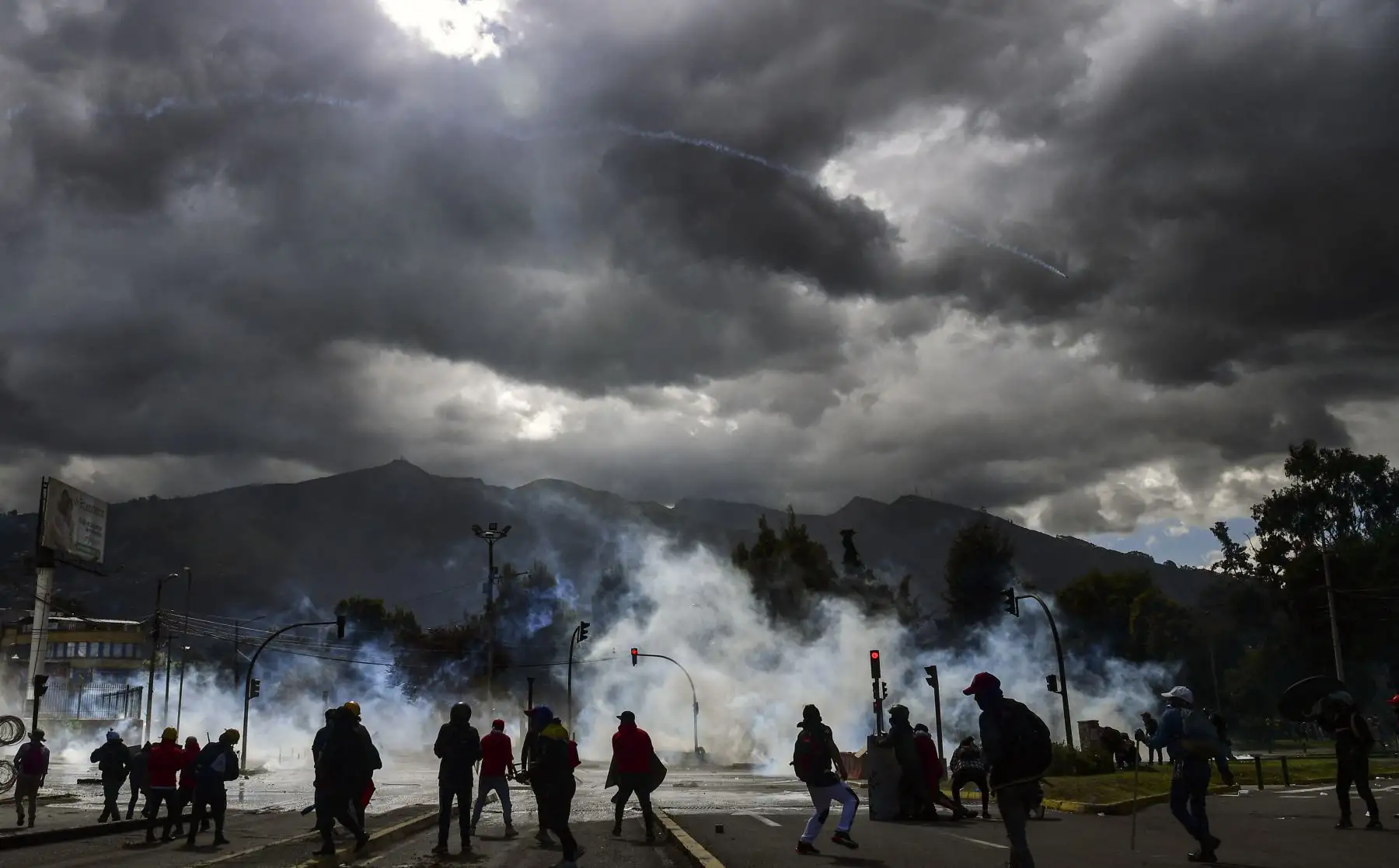 Manifestantes chocan con la policía en el Parque Arbolito en Quito, en el marco de las protestas lideradas por indígenas ecuatorianos contra el gobierno. Foto: AFP Manifestantes chocan con la policía en el Parque Arbolito en Quito, en el marco de las protestas lideradas por indígenas ecuatorianos contra el gobierno. Foto: AFP