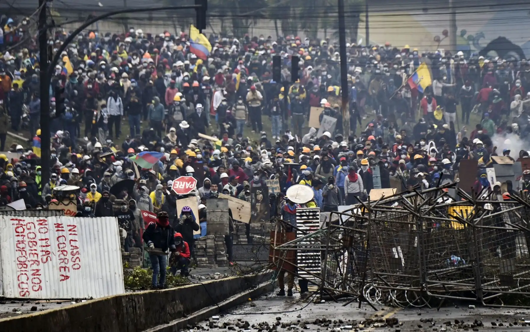 Manifestantes chocan con policías antidisturbios  en Quito, en el marco de protestas lideradas por indígenas contra el gobierno. El gobierno de Ecuador y los manifestantes indígenas se acusaron mutuamente de intransigencia mientras miles se reunían para el duodécimo día de revuelta por el precio del combustible que se cobró seis vidas y decenas resultaron heridas. AFP Manifestantes chocan con policías antidisturbios  en Quito, en el marco de protestas lideradas por indígenas contra el gobierno. El gobierno de Ecuador y los manifestantes indígenas se acusaron mutuamente de intransigencia mientras miles se reunían para el duodécimo día de revuelta por el precio del combustible que se cobró seis vidas y decenas resultaron heridas. AFP