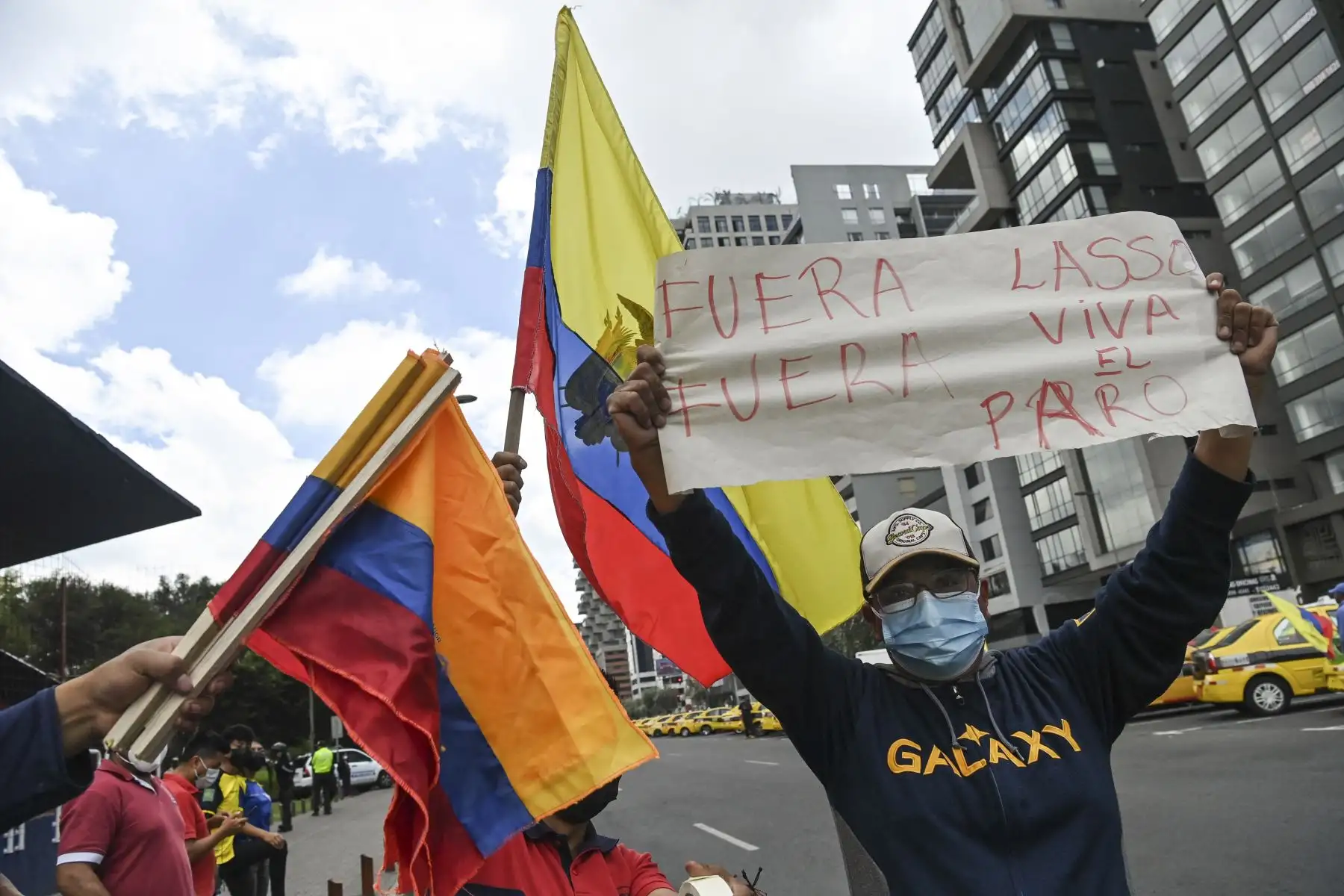 Los taxistas se manifiestan en apoyo a las protestas lideradas por indígenas contra el gobierno ecuatoriano en Quito. AFP Los taxistas se manifiestan en apoyo a las protestas lideradas por indígenas contra el gobierno ecuatoriano en Quito. AFP