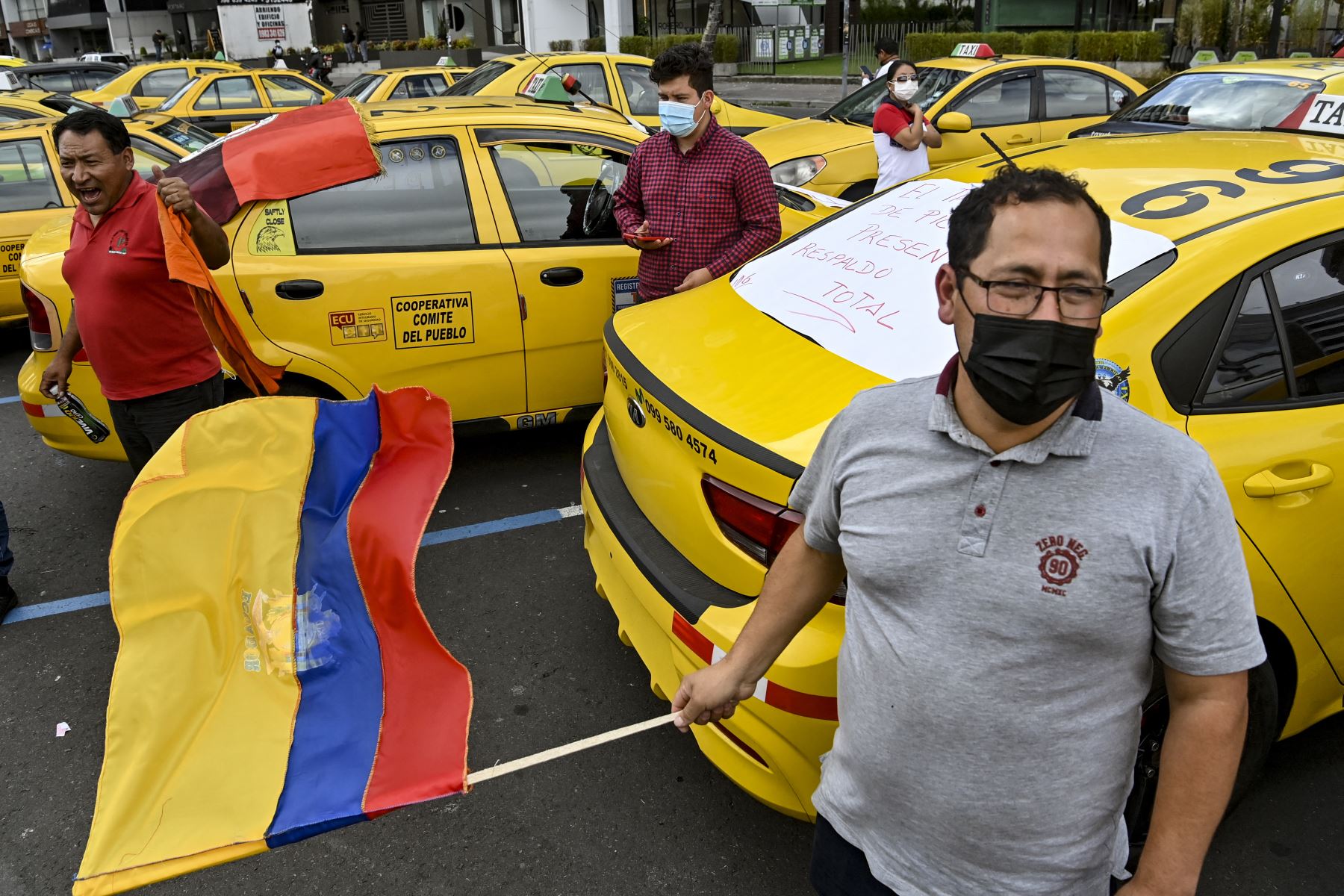 Los taxistas se manifiestan en apoyo a las protestas lideradas por indígenas contra el gobierno ecuatoriano en Quito. AFP