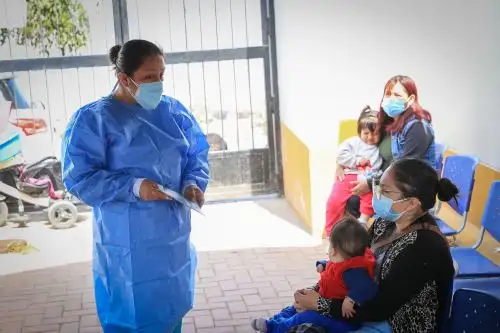 Giovanna Torres, Jefa del puesto de salud de Ciudad de Gosen organiza campañas de vacunación contra la covid 19 y la influenza, así como las estratrgias del sector salud en la zona de Villa María del Triunfo, donde el frío y la humedad son muy fuertes.Foto: ANDINA/Andrés Valle
