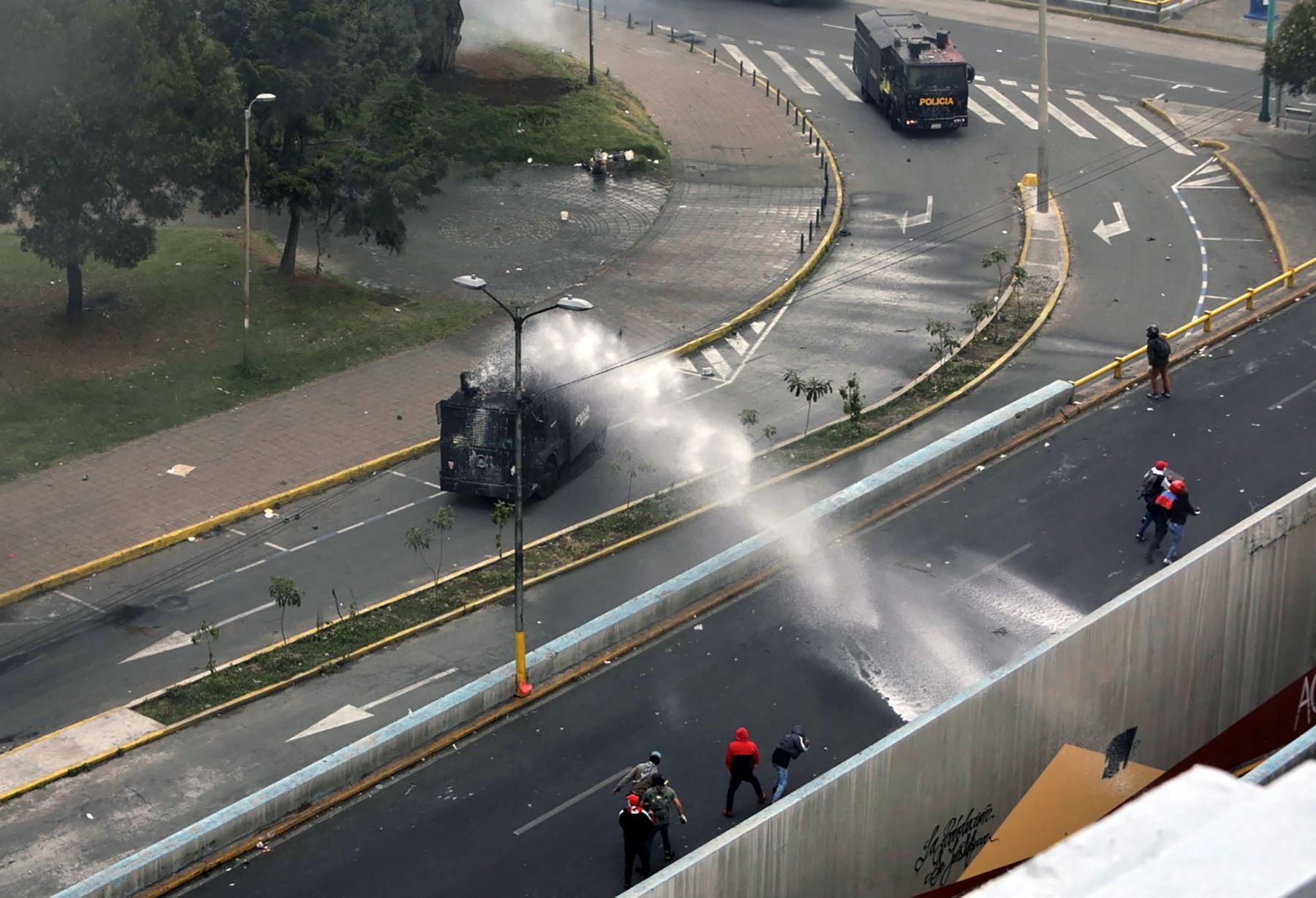 Un cañón de agua de la policía antidisturbios dispersa a los manifestantes después de la transmisión nacional del presidente ecuatoriano Guillermo Lasso, en el parque El Ejido, en Quito.AFP