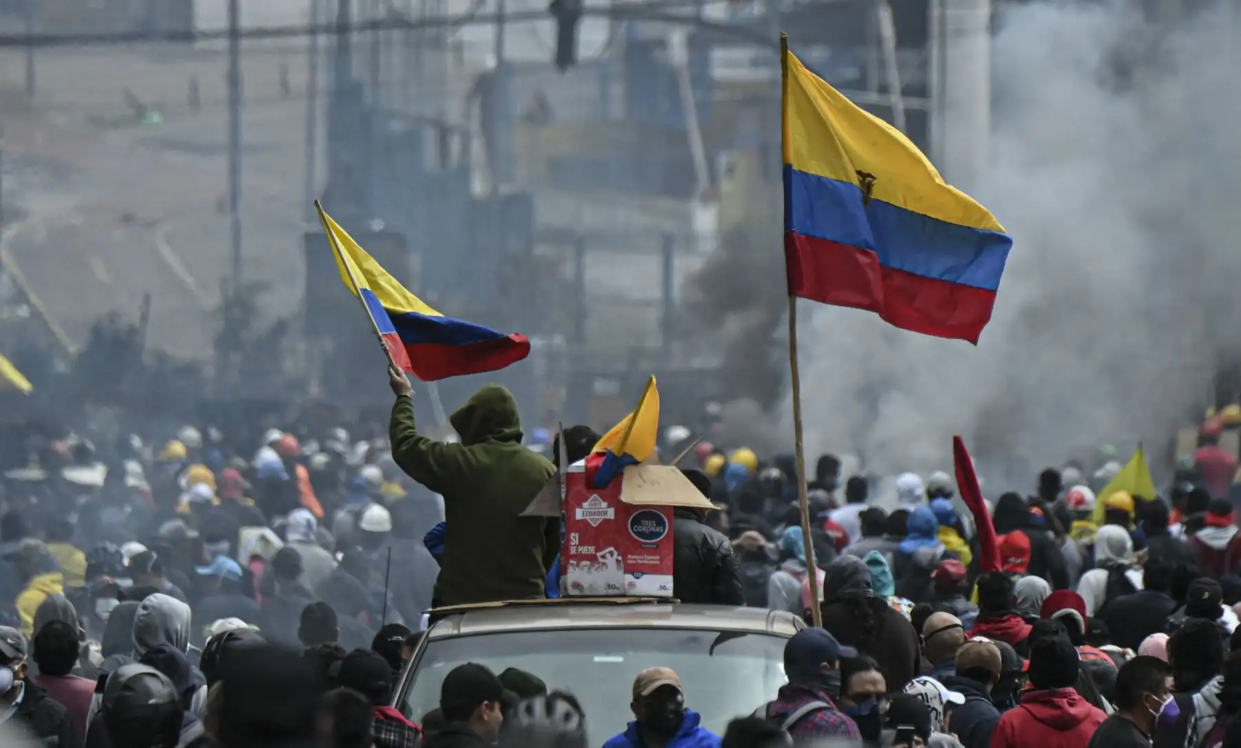 Manifestantes chocan con policías antidisturbios en Quito,   en el marco de protestas lideradas por indígenas contra el gobierno. AFP Manifestantes chocan con policías antidisturbios en Quito,   en el marco de protestas lideradas por indígenas contra el gobierno. AFP