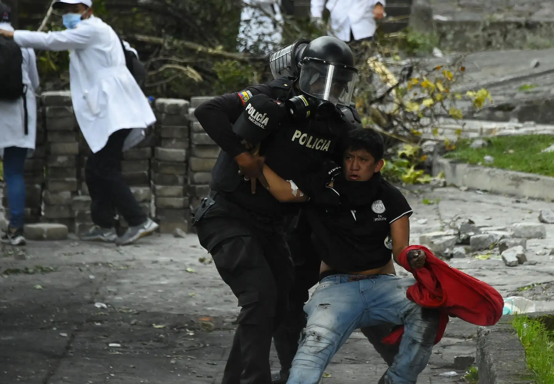 Un antidisturbios detiene a un manifestante durante enfrentamientos en el parque El Ejido, en Quito. AFP Un antidisturbios detiene a un manifestante durante enfrentamientos en el parque El Ejido, en Quito. AFP