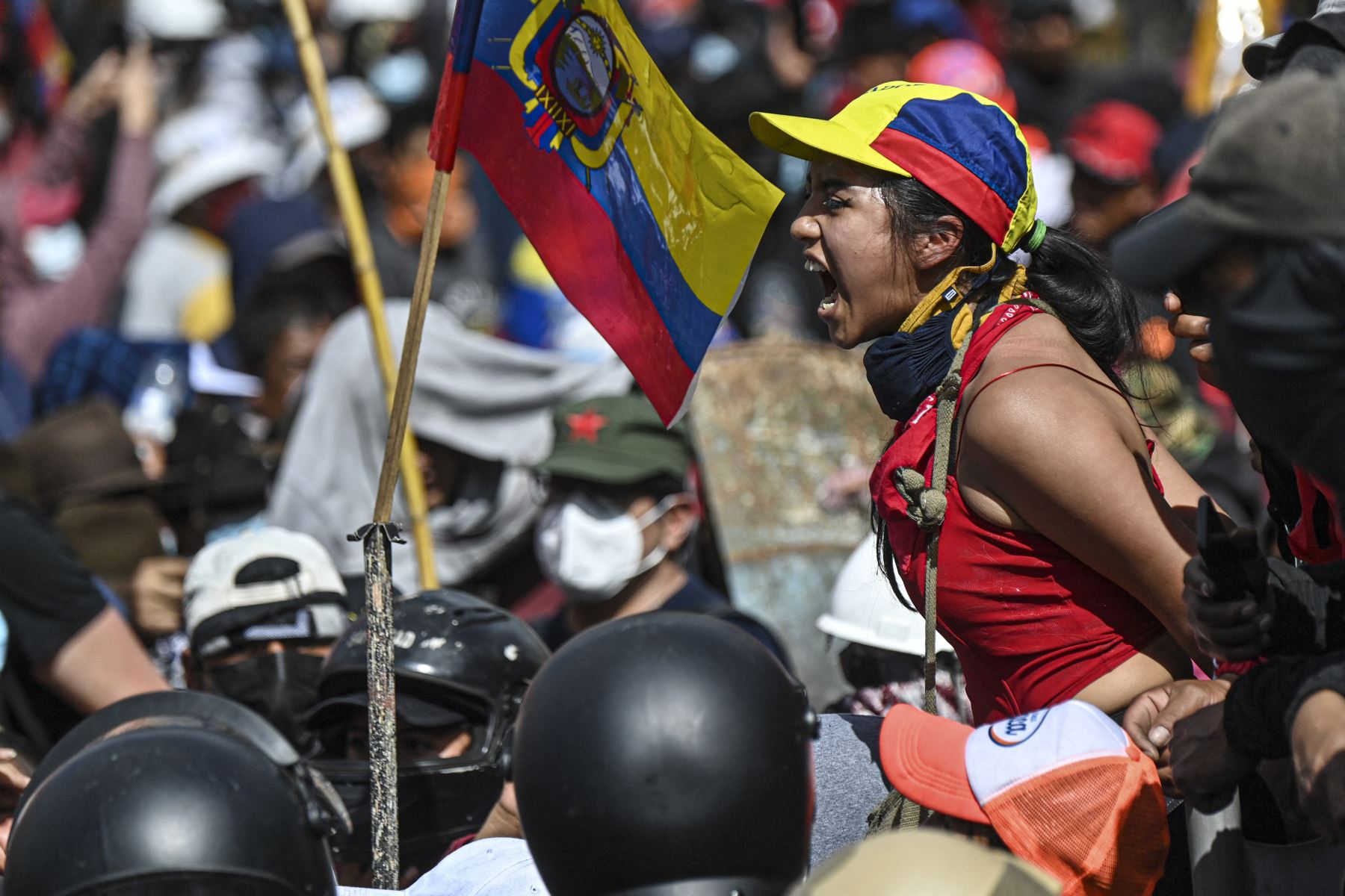 Un manifestante grita a la policía en los alrededores del Parque Arbolito en Quito. AFP