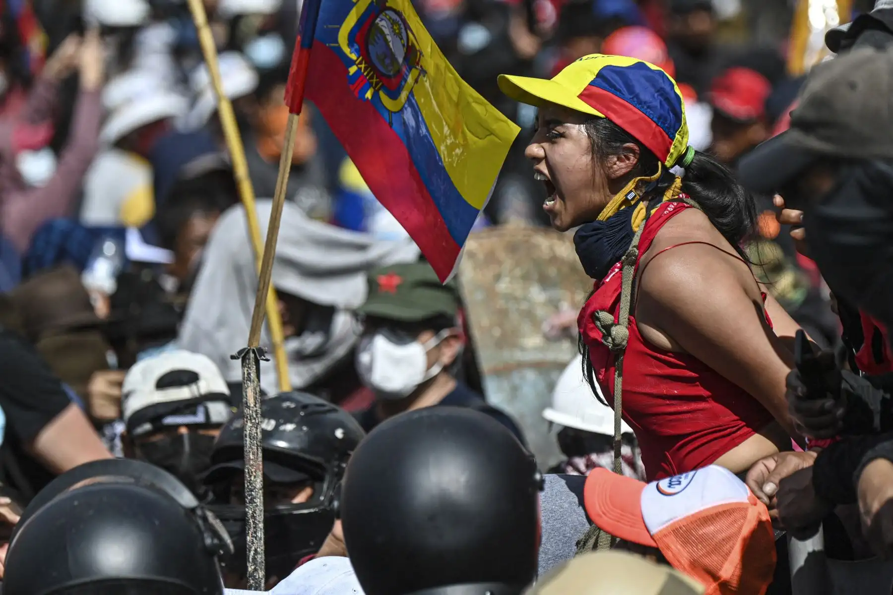 Un manifestante grita a la policía en los alrededores del Parque Arbolito en Quito. AFP Un manifestante grita a la policía en los alrededores del Parque Arbolito en Quito. AFP