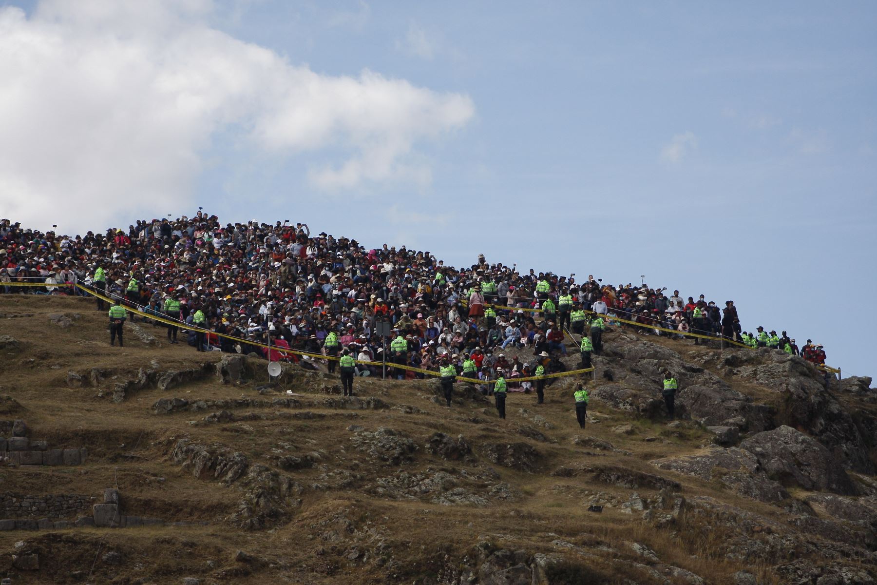 La escenificación del Inti Raymi con público al 100 % en sus tres escenarios habituales: templo Qorikancha, plaza de Armas y la explanada del parque arqueológico de Sacsayhuamán hizo vibrar a los miles de asistentes. Foto: ANDINA/Percy Hurtado Santillán