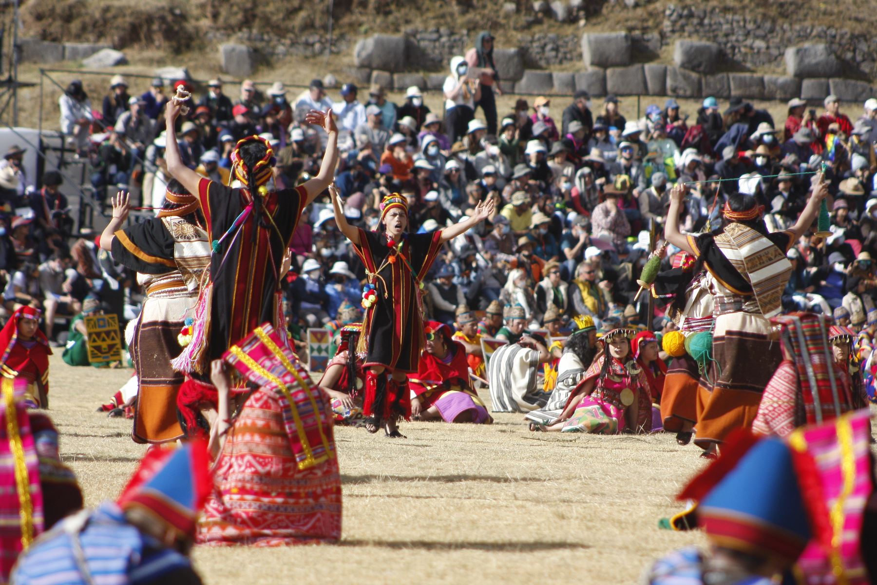 La escenificación del Inti Raymi con público al 100 % en sus tres escenarios habituales: templo Qorikancha, plaza de Armas y la explanada del parque arqueológico de Sacsayhuamán hizo vibrar a los miles de asistentes. Foto: ANDINA/Percy Hurtado Santillán