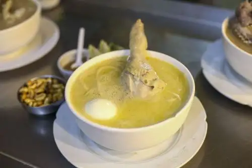 El caldo de gallina es un clásico en días fríos y ha recibido el calificativo de “levanta muertos” por sus propiedades nutritivas. Foto: ANDINA/Carla Patiño