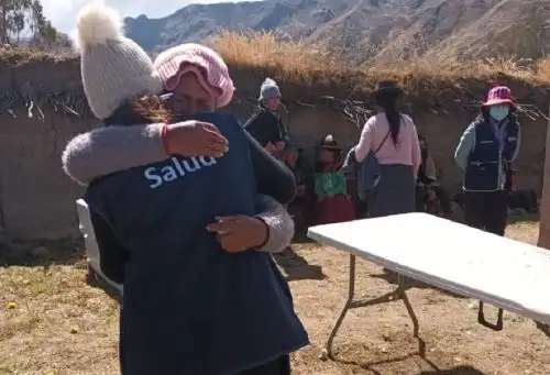 El equipo de especialistas de salud mental del CSMC Morochucos explica que su labor consiste en acompañar y guiar a los familiares de las víctimas desaparecidas durante el conflicto armado interno. De esta manera, intervienen a través de psicoterapias e intervenciones individuales y familiares con el objetivo de brindar soporte emocional para que puedan expresar y canalizar sus emociones y sentimientos.