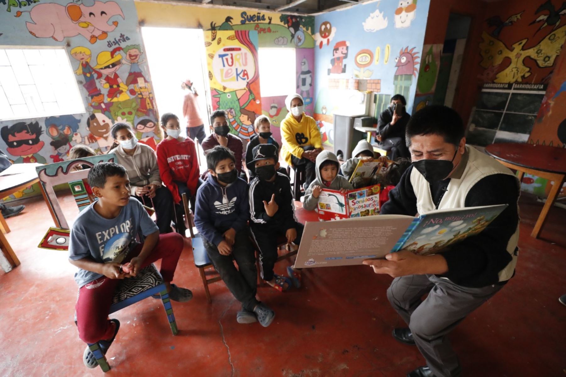 Ministerio de Cultura entregó libros y mobiliario a biblioteca del Cerro San Cosme