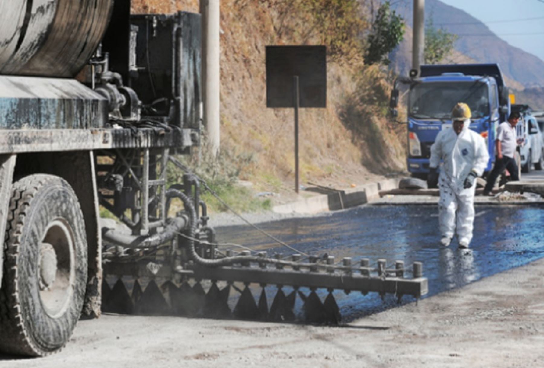 El Ministerio de Transportes y Comunicaciones ejecuta, a través de Provías Nacional, trabajos de asfaltado en la vía de acceso a localidad de Canta.