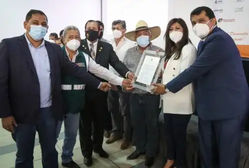 El Gobierno Regional de Arequipa, a través de su Gerencia Regional de Agricultura, entregó 510 títulos de predios rurales a hombres del campo del distrito de Chichas, en la provincia de Condesuyos, en el marco de la celebración del Día del Campesino.
