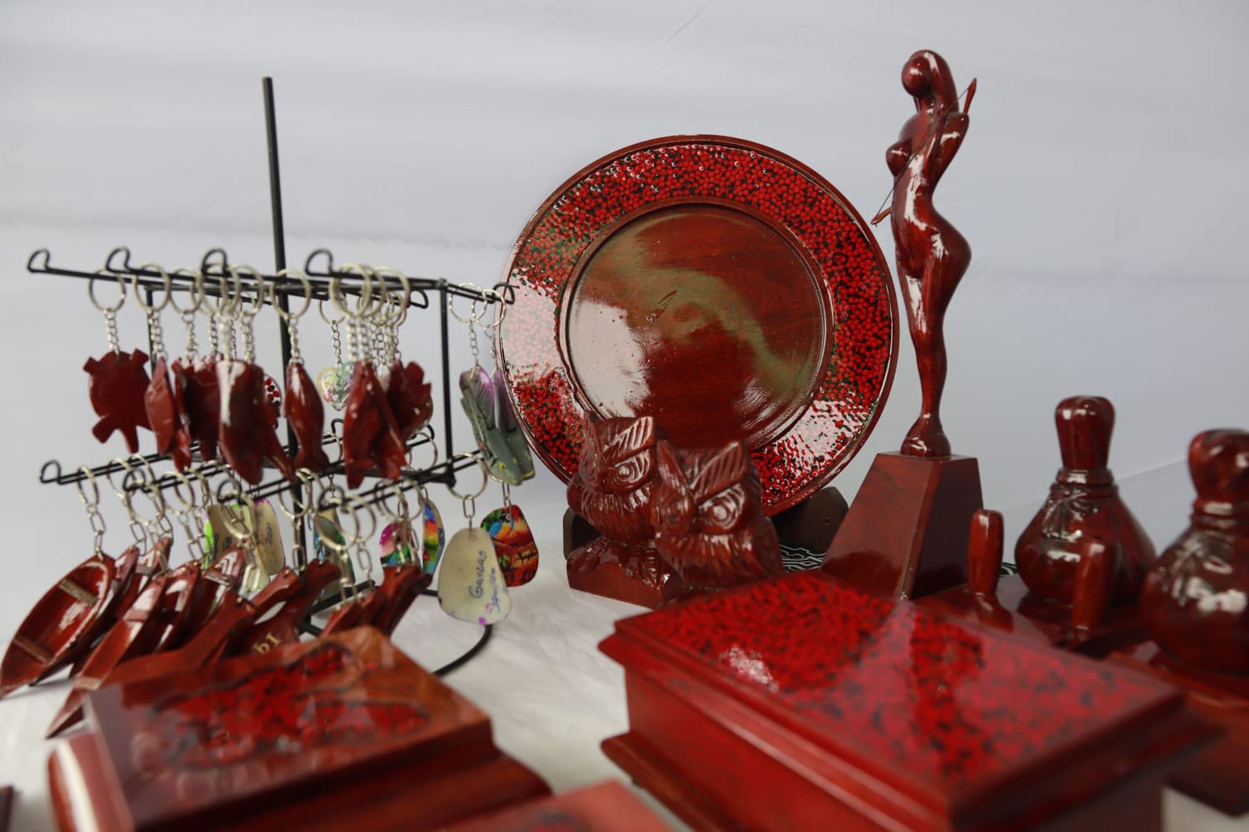 Cerca de treinta artesanos de Loreto,Amazonas,Ucayali y San Martín presentan sus mejores obras en el "Evento Empresarial de Artesanía Macroregional del Oriente",que promueve el Mincetur.
Foto: Mincetur