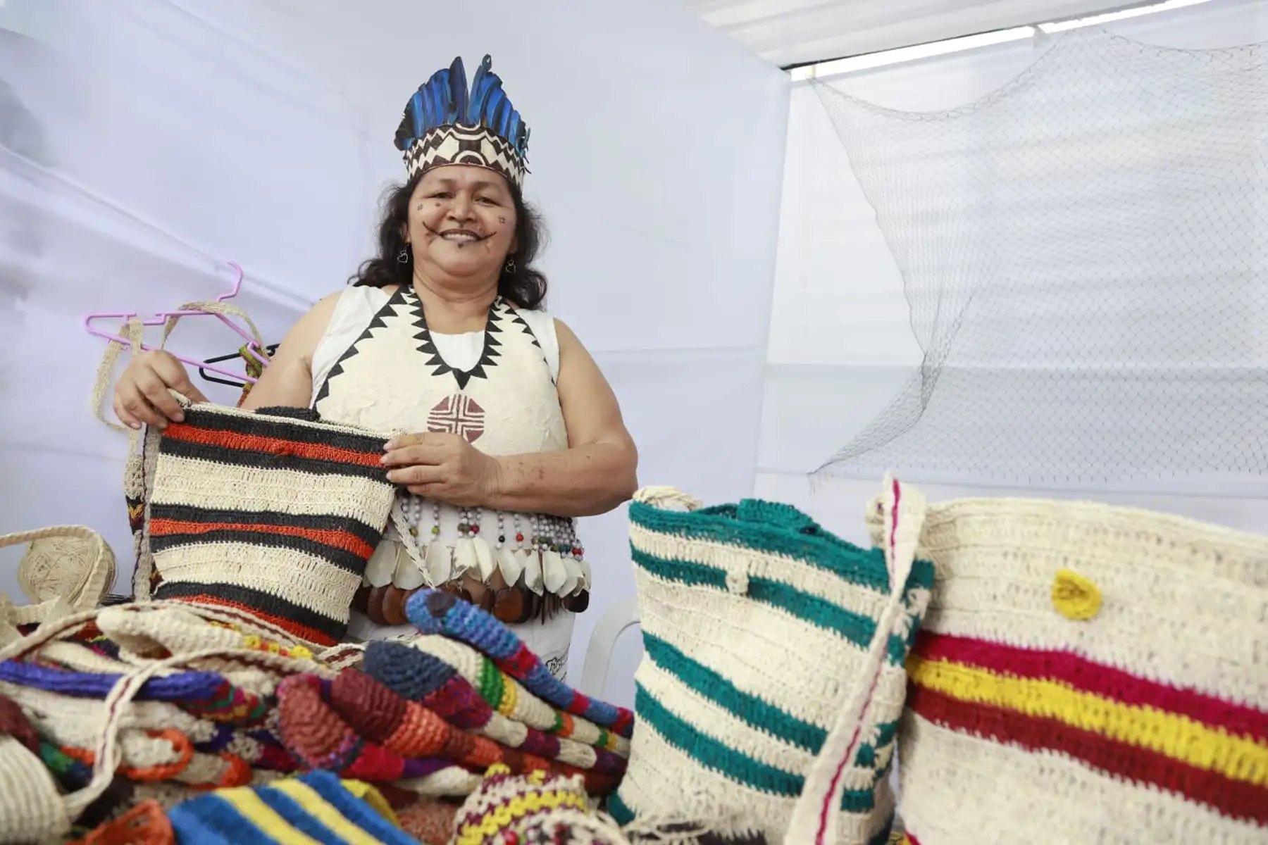 Cerca de treinta artesanos de Loreto,Amazonas,Ucayali y San Martín presentan sus mejores obras en el "Evento Empresarial de Artesanía Macroregional del Oriente",que promueve el Mincetur.
Foto: Mincetur