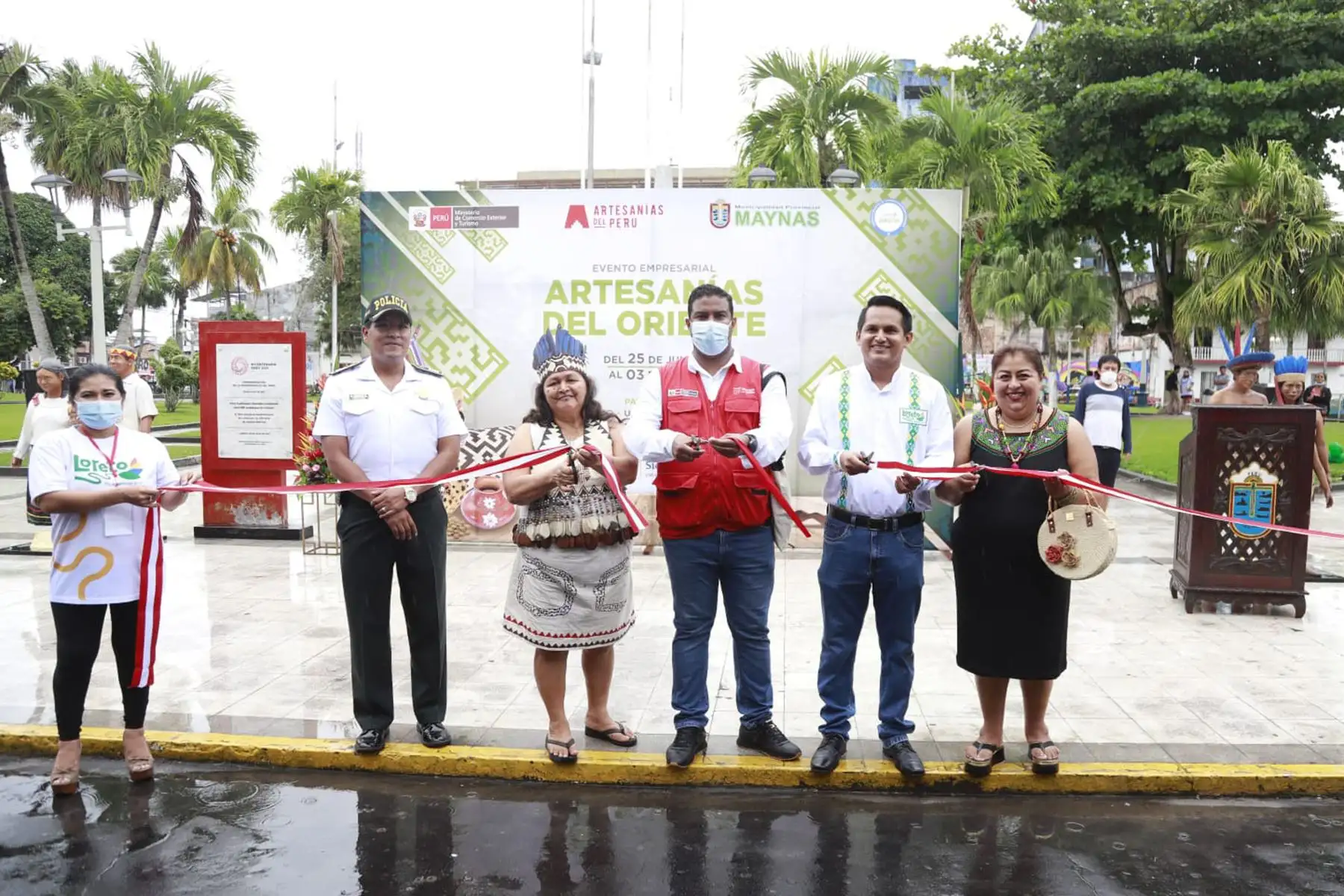 Cerca de treinta artesanos de Loreto,Amazonas,Ucayali y San Martín presentan sus mejores obras en el "Evento Empresarial de Artesanía Macroregional del Oriente",que promueve el Mincetur.
Foto: Mincetur