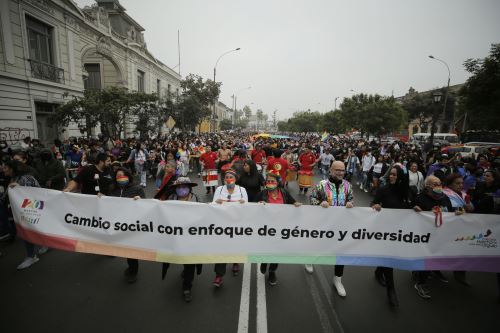 Diversos colectivos  participan de la Marcha del Orgullo 2022  en el centro de Lima