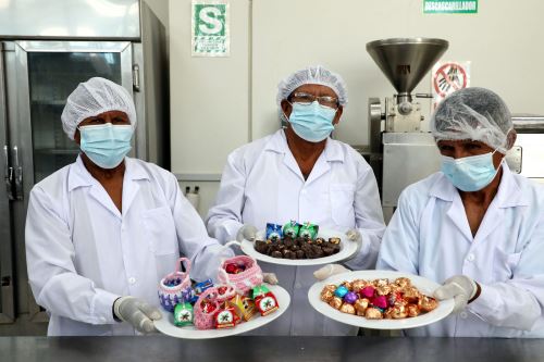 Adultos mayores usuarios de Pensión 65 hacen delicias con el cacao en Mazamari de la región Junín