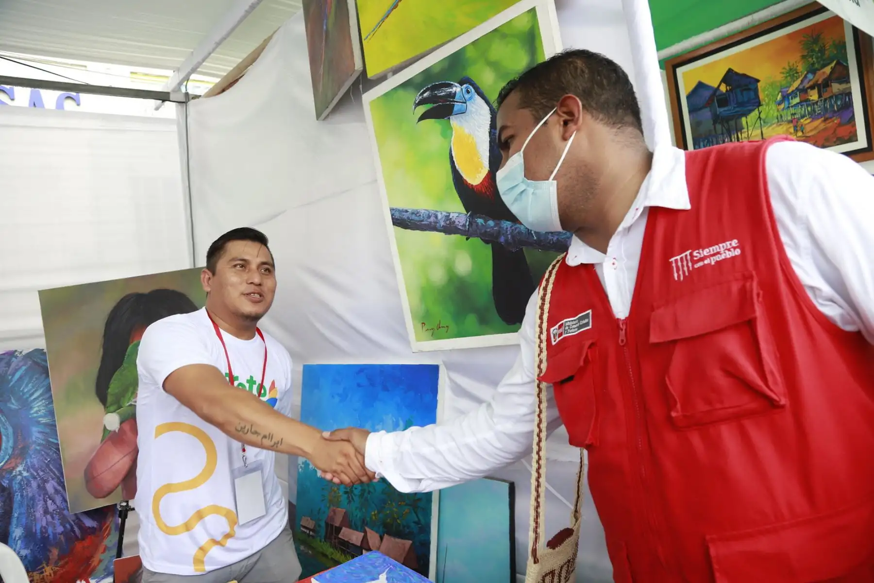 Cerca de treinta artesanos y artesanas de Loreto,Amazonas,Ucayali y San Martín presentan sus mejores obras en el "Evento Empresarial de Artesanía Macroregional del Oriente",que promueve el Mincetur.
Foto: Mincetur
