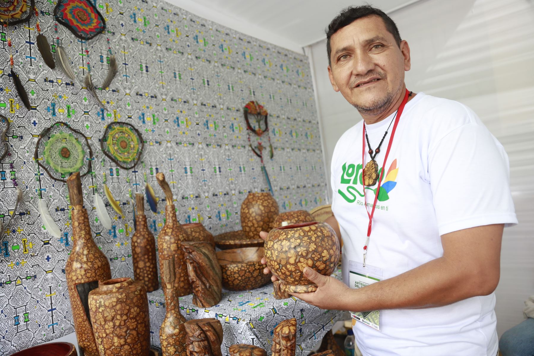 Cerca de treinta artesanos y artesanas de Loreto,Amazonas,Ucayali y San Martín presentan sus mejores obras en el "Evento Empresarial de Artesanía Macroregional del Oriente",que promueve el Mincetur.
Foto: Mincetur