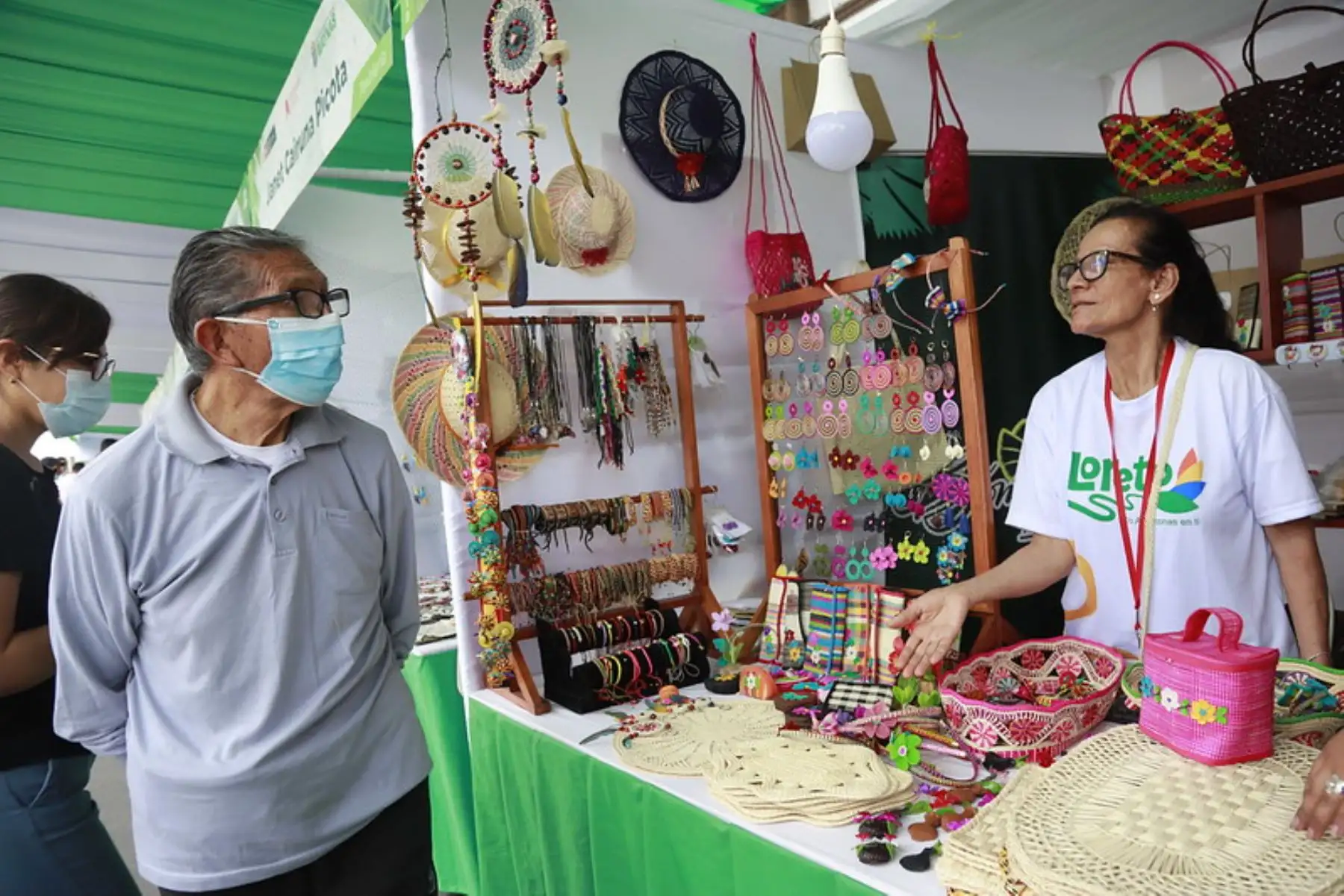 Cerca de treinta artesanos y artesanas de Loreto,Amazonas,Ucayali y San Martín presentan sus mejores obras en el "Evento Empresarial de Artesanía Macroregional del Oriente",que promueve el Mincetur.
Foto: Mincetur