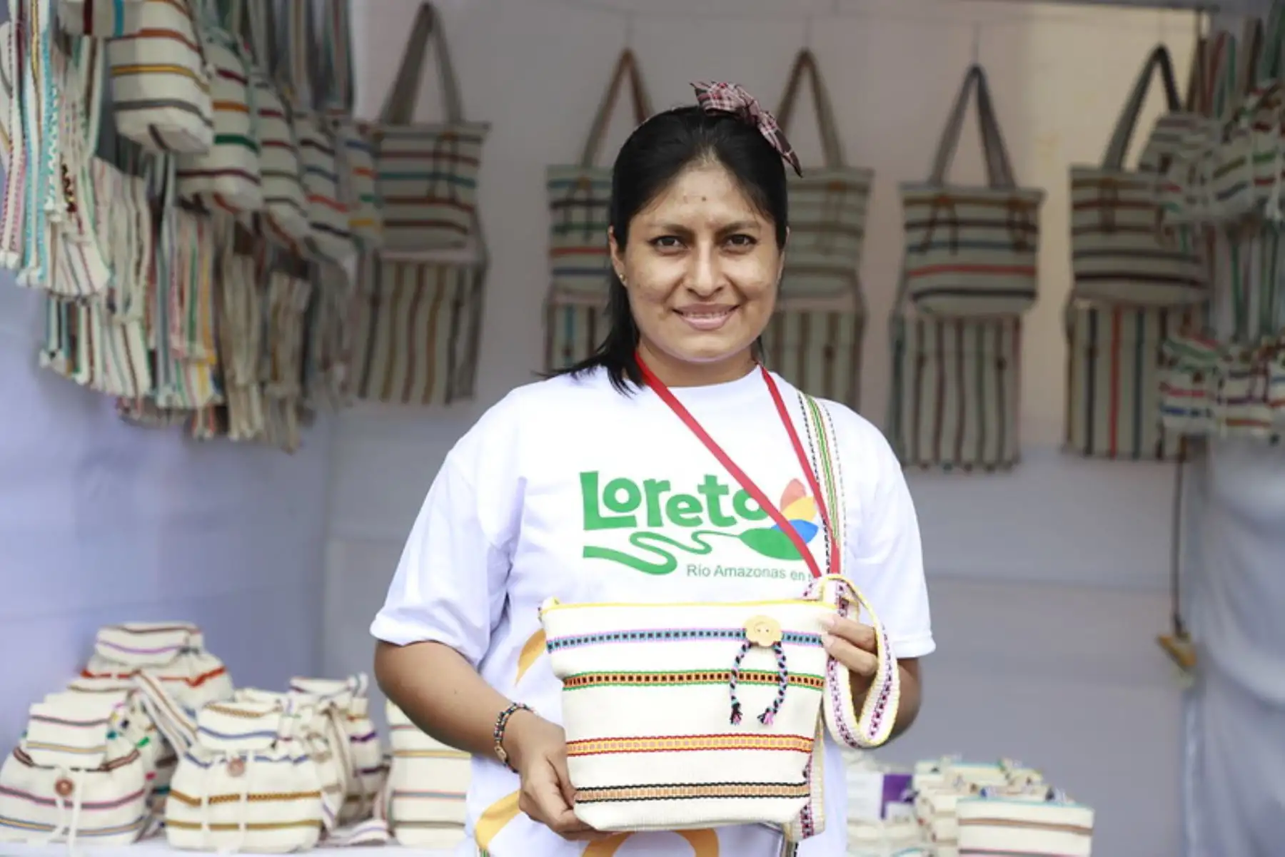 Cerca de treinta artesanos y artesanas de Loreto,Amazonas,Ucayali y San Martín presentan sus mejores obras en el "Evento Empresarial de Artesanía Macroregional del Oriente",que promueve el Mincetur.
Foto: Mincetur