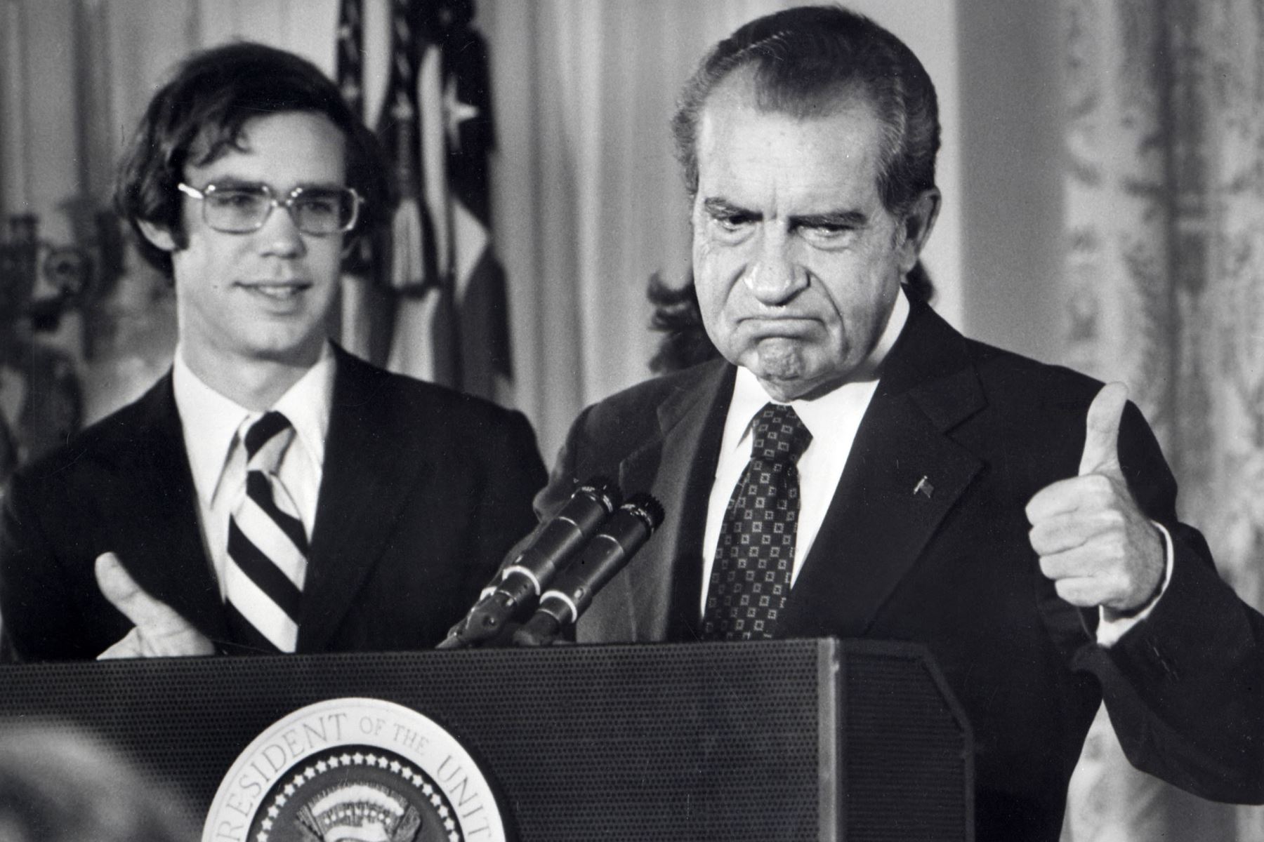 En esta foto de archivo tomada el 09 de agosto de 1974, el 37º presidente de los Estados Unidos, Richard Nixon, se despide del personal de la Casa Blanca.
Foto: AFP