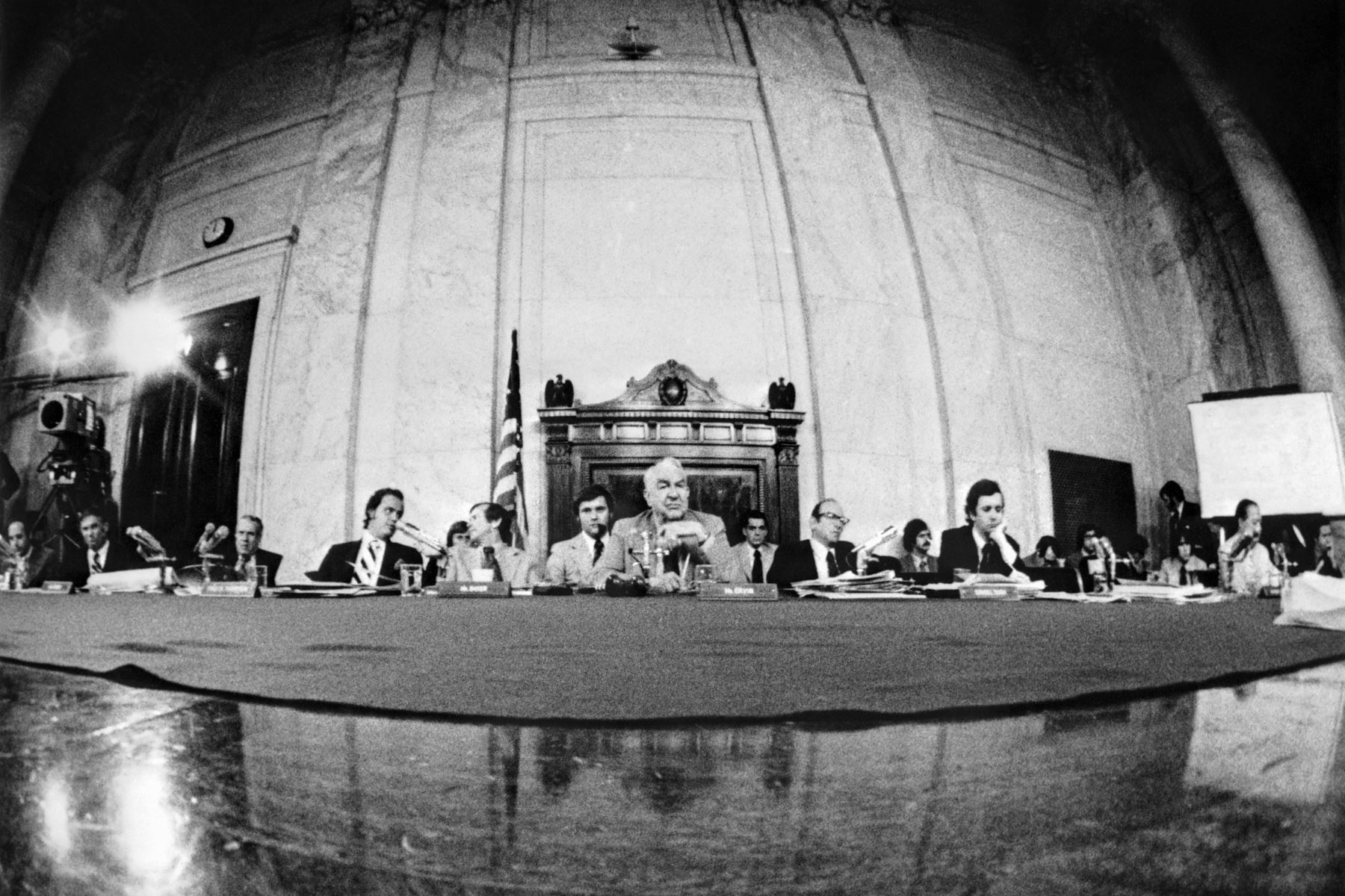 El Senador estadounidense Sam Irvin preside una reunión del Comité Senatorial Selecto para Investigar Prácticas de Campaña, también conocido como el Comité Senatorial de Watergate, el 30 de julio de 1973 en Washington DC. 
Foto: AFP