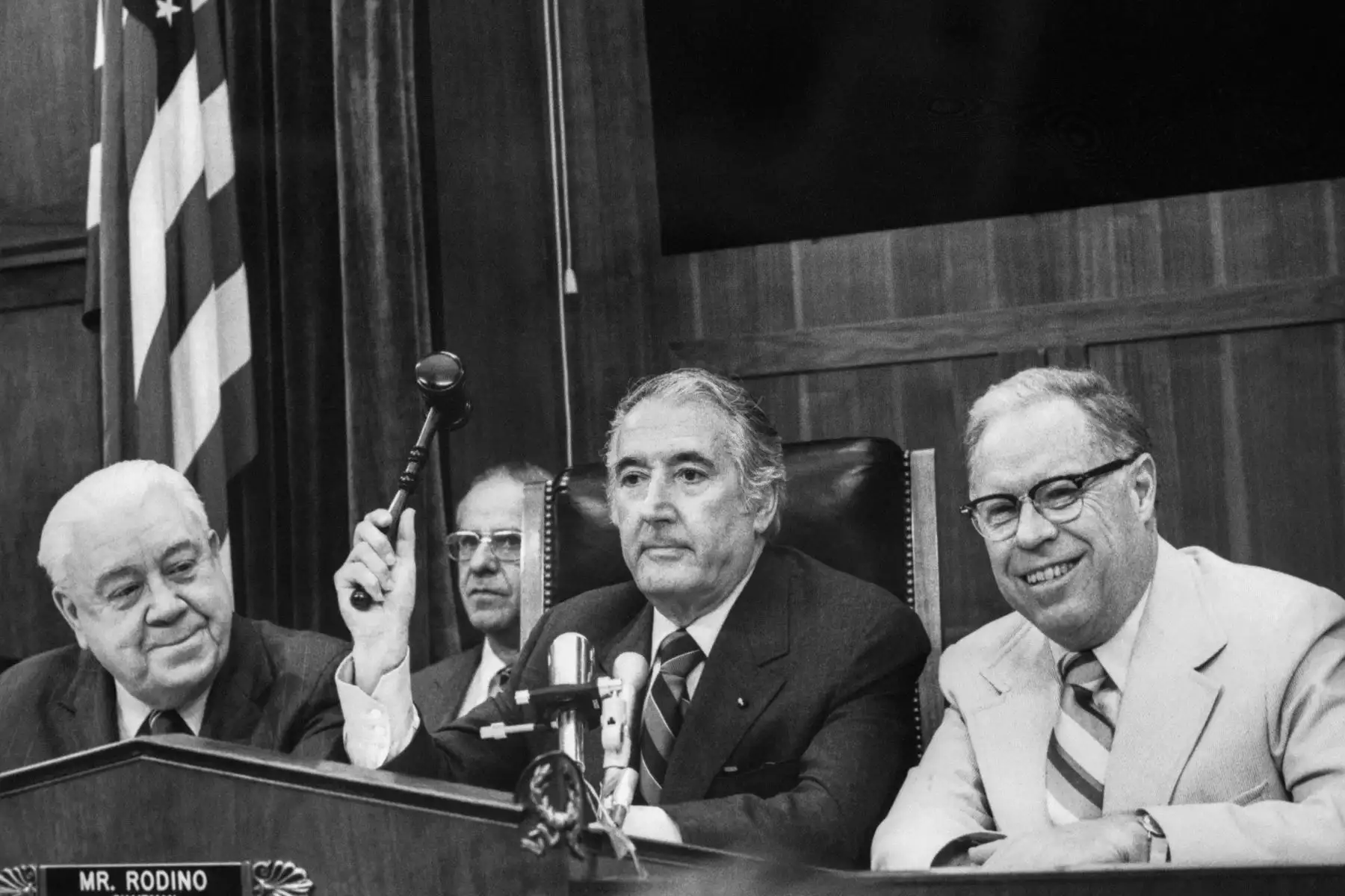 El presidente del Comité Judicial de la Cámara de Representantes de EE. UU., Peter Rodino , abre el proceso de juicio político el 24 de julio de 1974 en Washington DC, mientras los miembros republicanos de la Cámara de Representantes de EE. UU. 
Foto: AFP