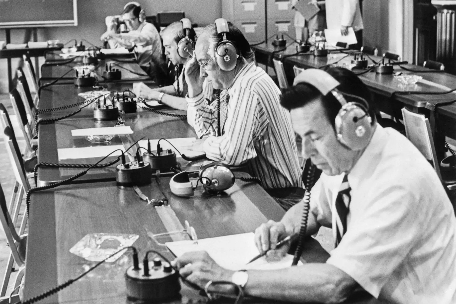 Los miembros estadounidenses de la cámara de representantes escuchan las cintas de la Casa Blanca de Nixon el 7 de agosto de 1974 en Washington DC. Un robo dentro de la sede del Comité Nacional Demócrata en el complejo de oficinas de Watergate en Washington en junio de 1972 se convirtió en un escándalo político de gran alcance que culminó con la renuncia del presidente Richard Nixon dos años después, en agosto de 1974. 
Foto: AFP