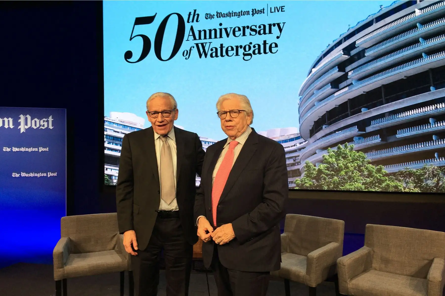 Los periodistas Bob Woodward  y Carl Bernstein participan en un evento que marca el 50 aniversario del robo de Watergate en la oficina de Washington Post en Washington, DC.
Foto: AFP