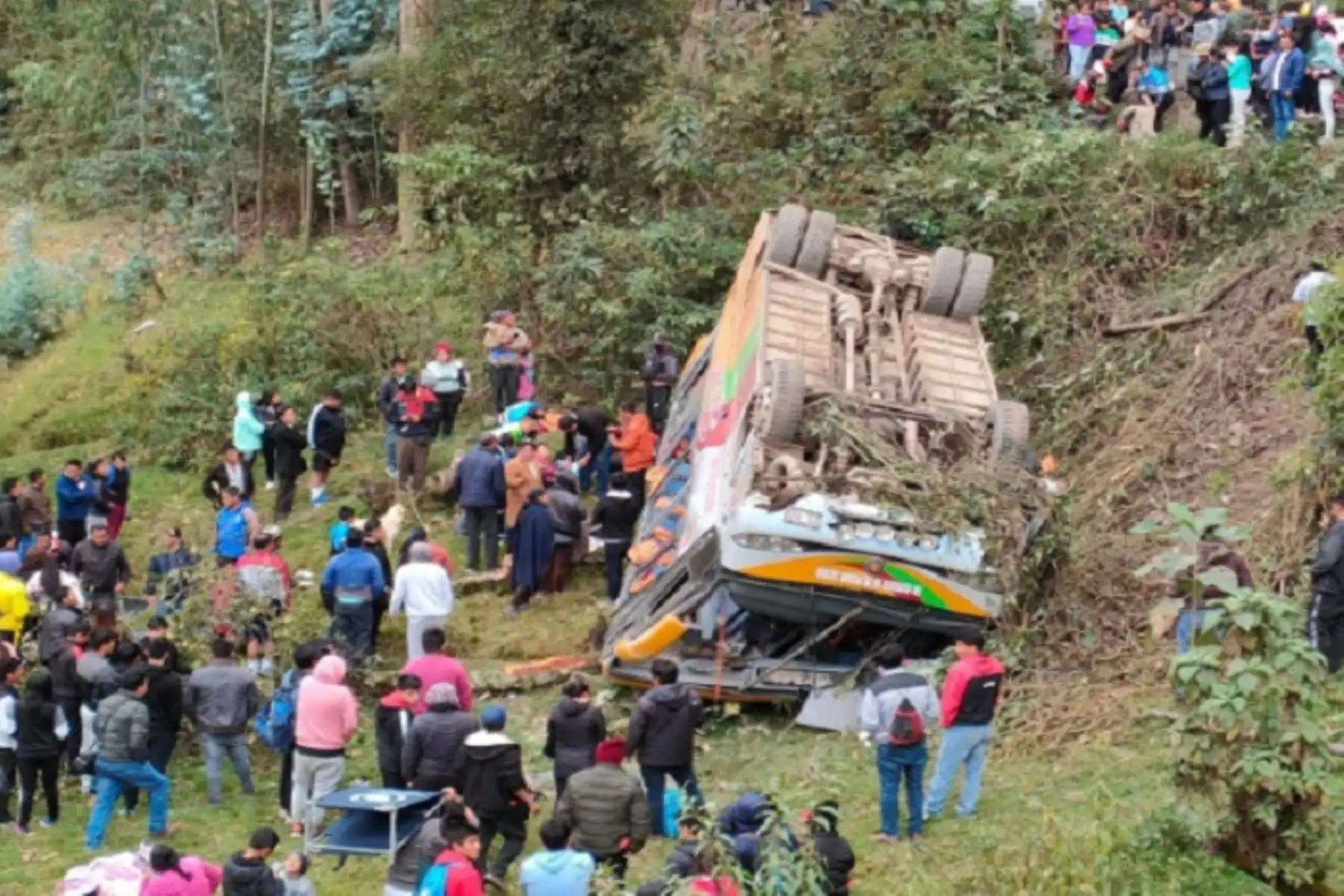 Áncash: dos fallecidos y al menos 20 heridos deja accidente en vía longitudinal Conchucos