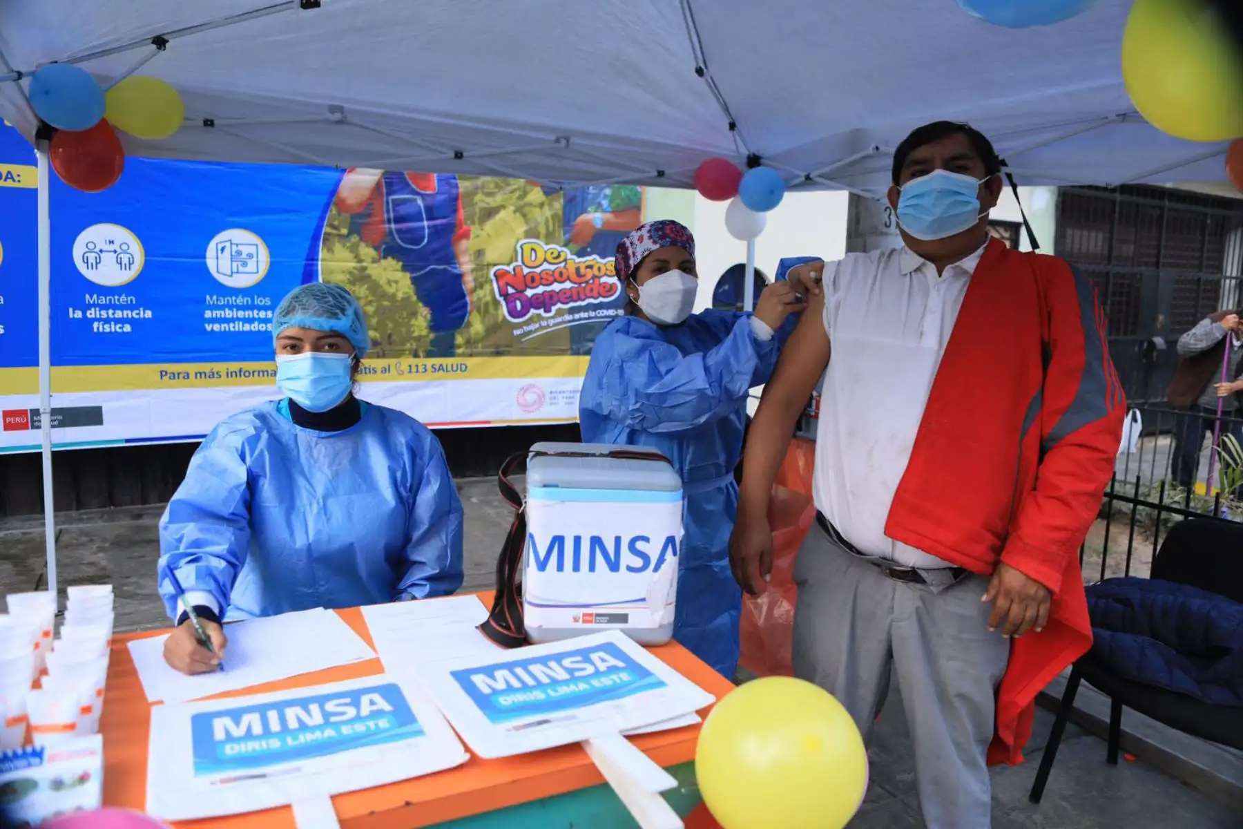 En el Puesto de Salud Ate se instaló un punto fijo para que los vecinos de este distrito se acerquen a completar su proceso de vacunación contra la covid -19.
Foto: Minsa