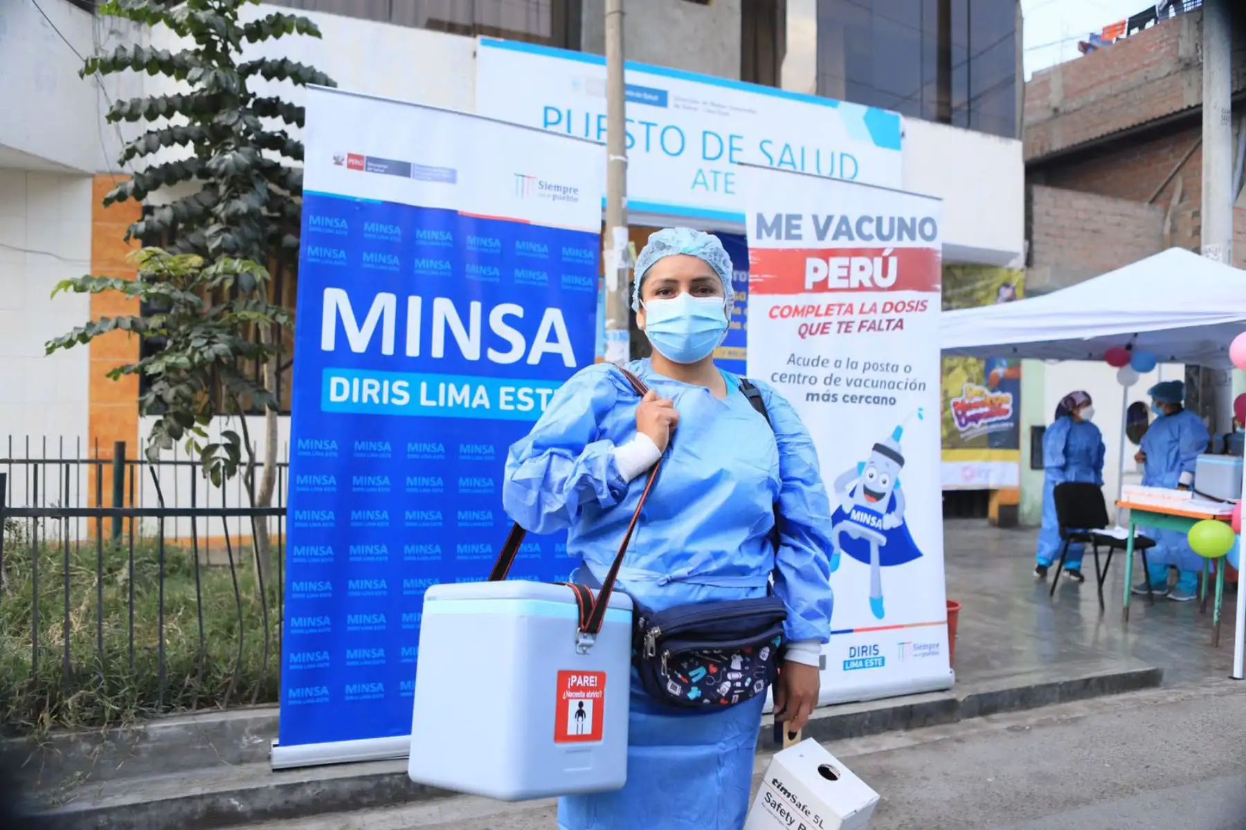 El barrido de la vacunación llegó a la Cooperativa 27 de abril, en Ate.
Trece brigadas de la Diris Lima Este, recorrieron casa por casa para brindar vacunación contra la covid -19, influenza y neumococo. Además, realizaron descarte contra la covid -19. 
Foto: Minsa