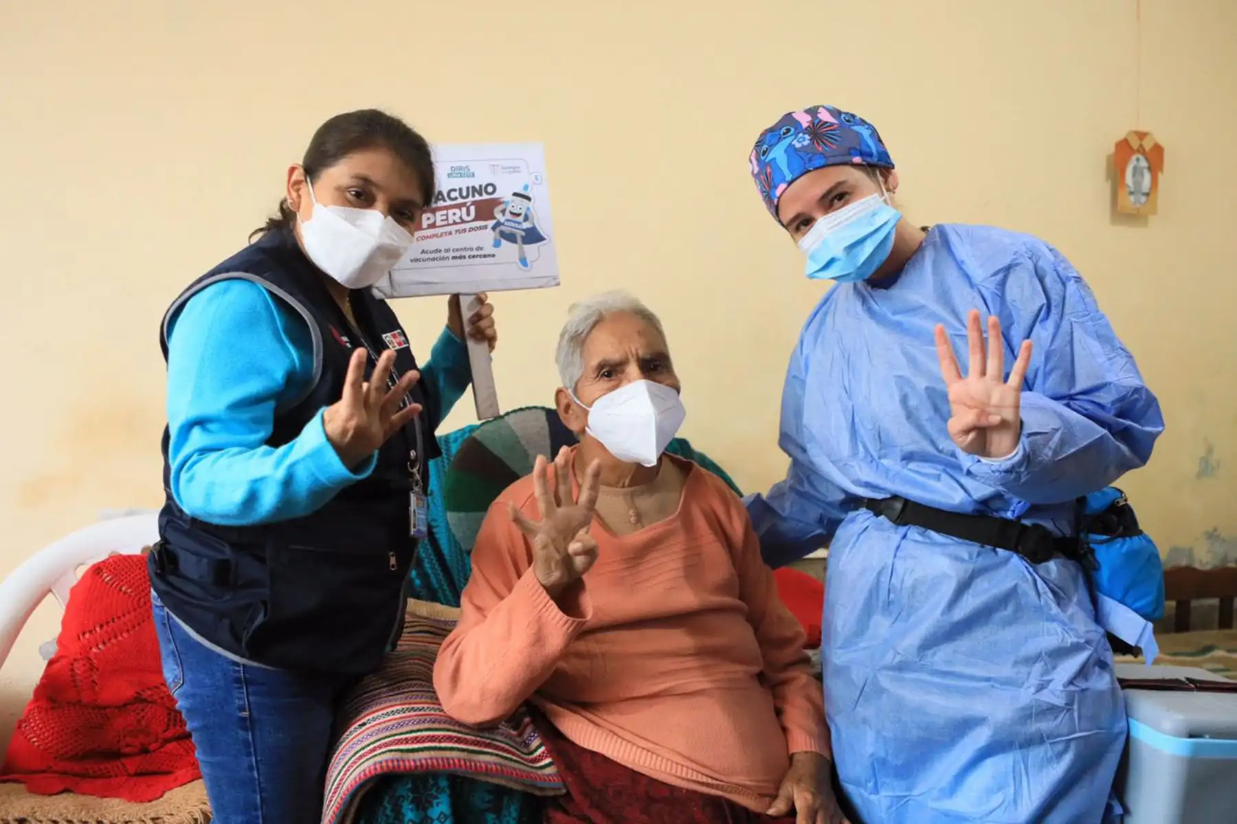 El barrido de la vacunación llegó a la Cooperativa 27 de abril, en Ate.
Trece brigadas de la Diris Lima Este, recorrieron casa por casa para brindar vacunación contra la covid -19, influenza y neumococo. Además, realizaron descarte contra la covid -19. 
Foto: Minsa