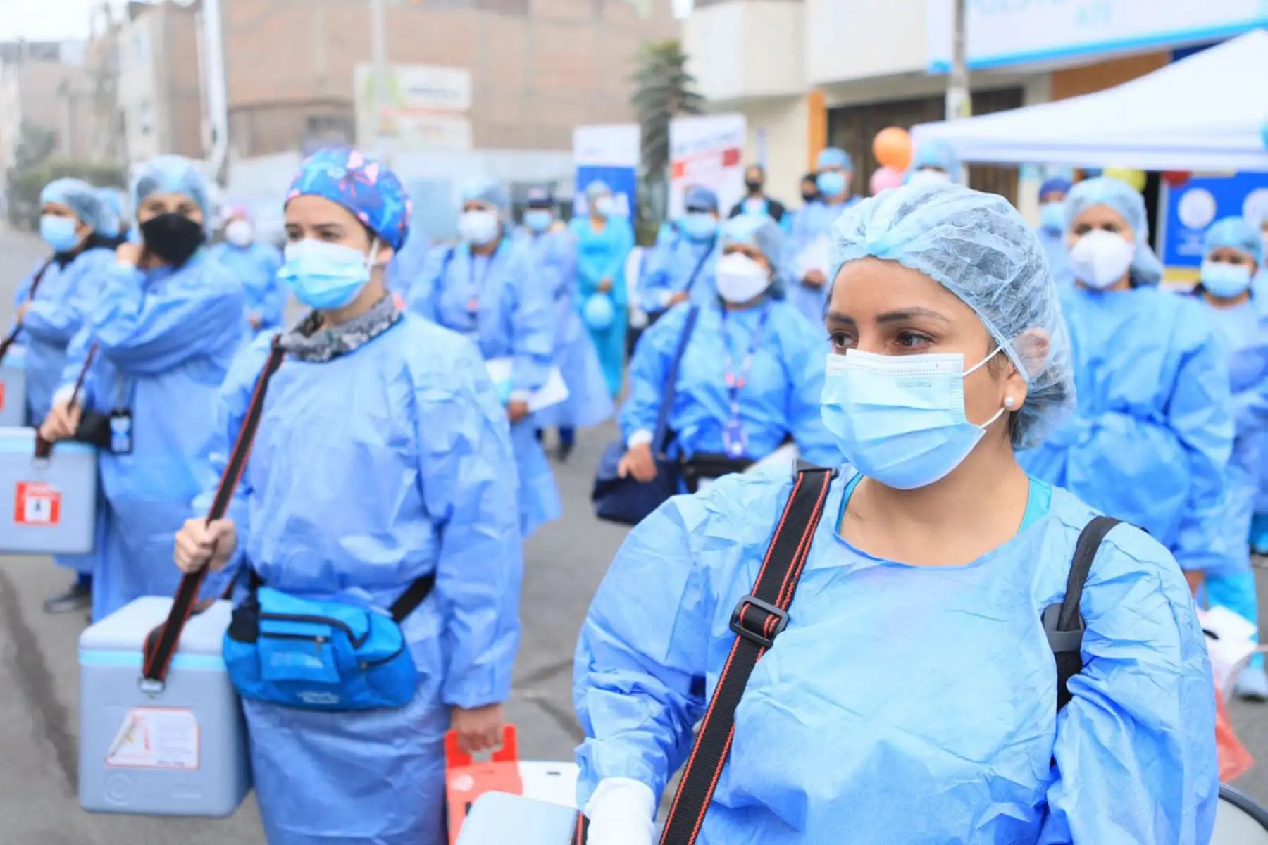 El barrido de la vacunación llegó a la Cooperativa 27 de abril, en Ate.
Trece brigadas de la Diris Lima Este, recorrieron casa por casa para brindar vacunación contra la covid -19, influenza y neumococo. Además, realizaron descarte contra la covid -19. 
Foto: Minsa