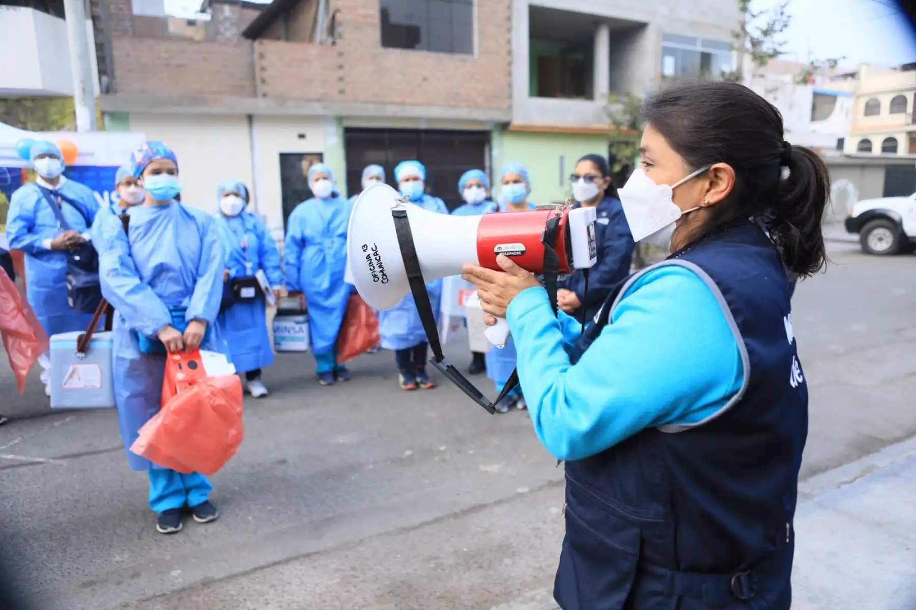 El barrido de la vacunación llegó a la Cooperativa 27 de abril, en Ate.
Trece brigadas de la Diris Lima Este, recorrieron casa por casa para brindar vacunación contra la covid -19, influenza y neumococo. Además, realizaron descarte contra la covid -19. 
Foto: Minsa