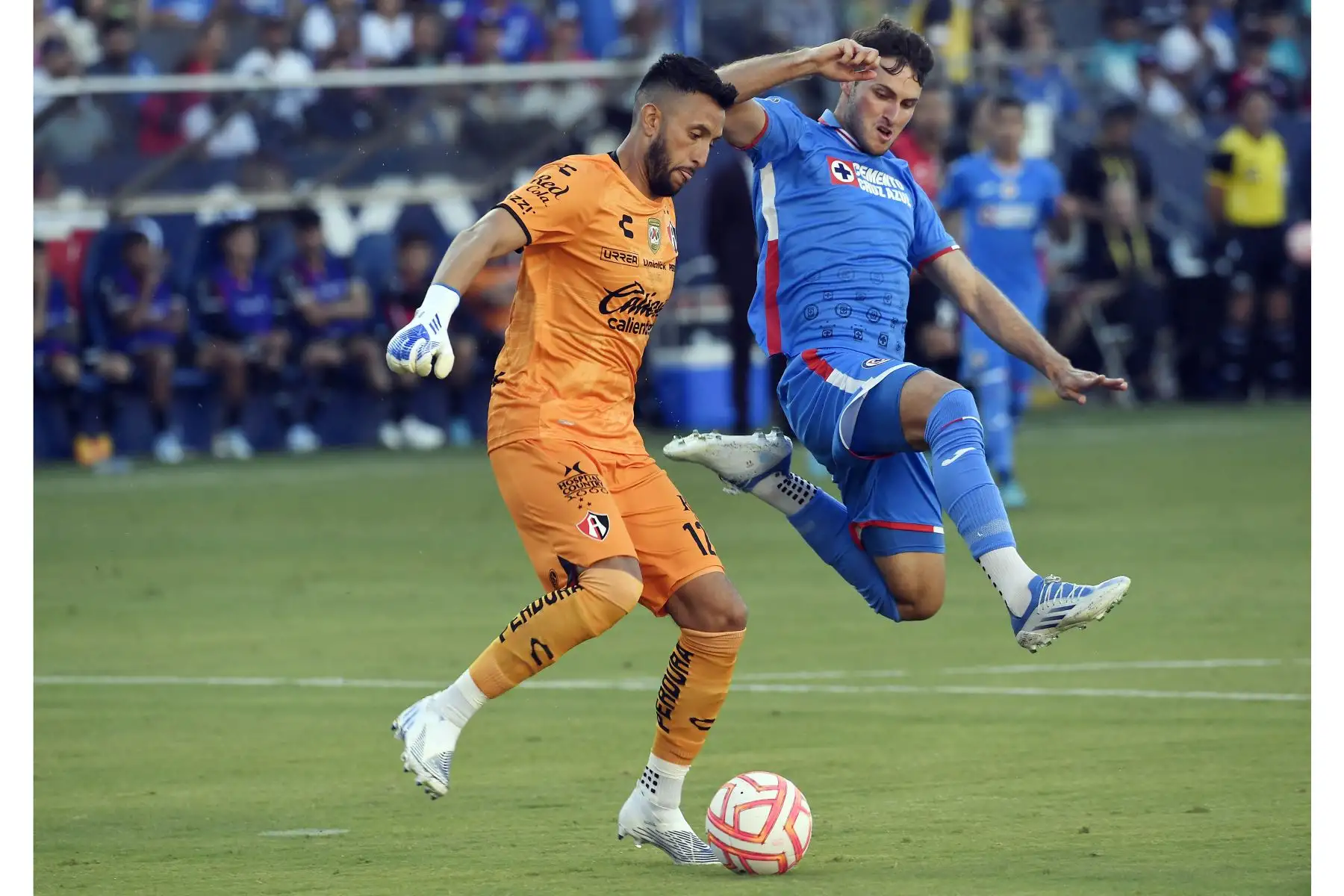 Santiago Gimenez de Cruz Azul intenta bloquear el despeje del portero Camilo Vargas del Atlas durante
el partido por la Supercopa de Liga MX 2022. Foto: AFP