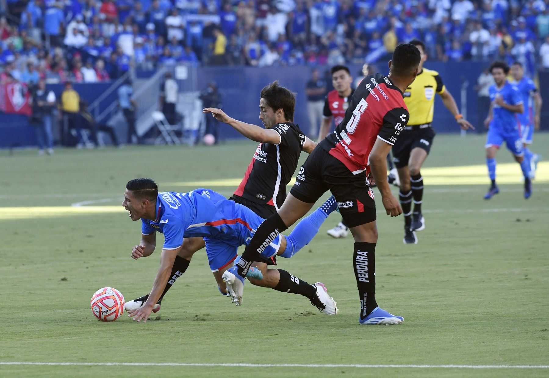 Carlos Antuna de Cruz Azul compite por el balón con Anderson Santamaría del Atlas durante el partido por la Supercopa de Liga MX 2022. Foto: AFP