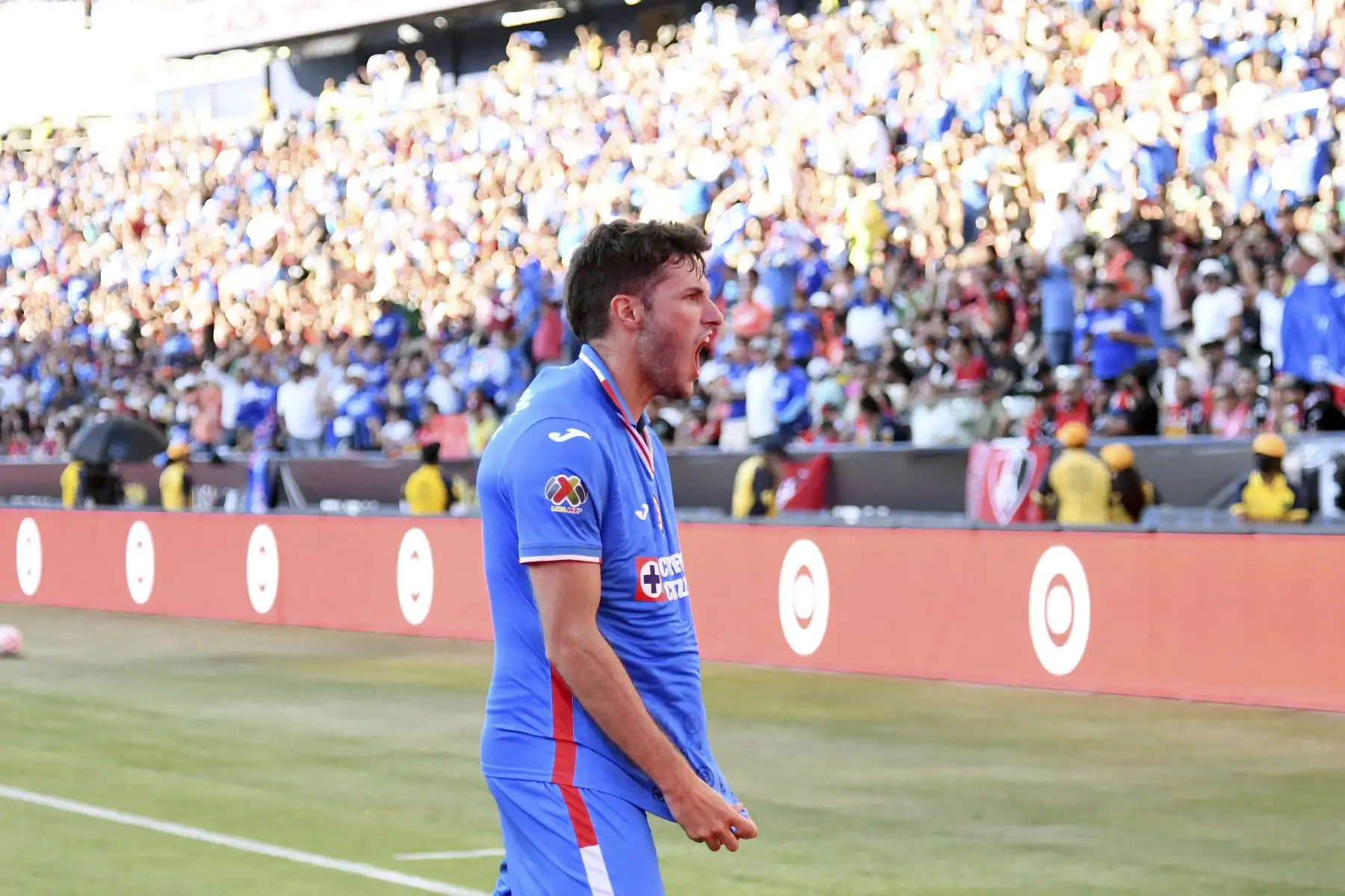 Santiago Giménez del Cruz Azul celebra tras anotar un gol de cabeza contra el portero Camilo Vargas del Atlas durante el partido por la Supercopa de Liga MX 2022. Foto: AFP