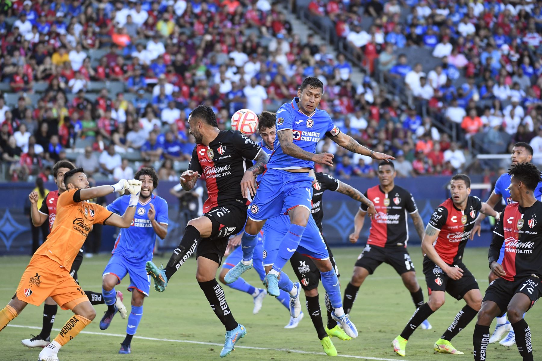 Santiago Giménez del Cruz Azul anota un gol de cabeza contra el portero Camilo Vargas del Atlas durante el partido por la Supercopa de Liga MX 2022. Foto: AFP