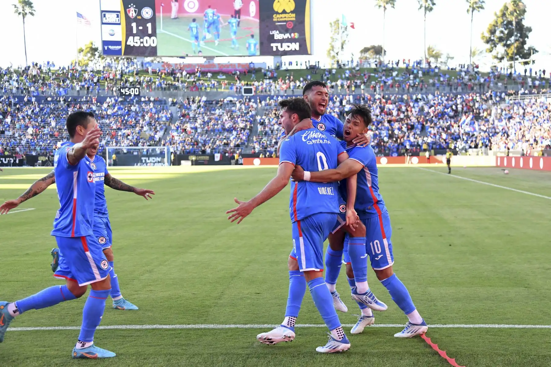 Santiago Giménez del Cruz Azul celebra tras anotar un gol de cabeza contra el portero Camilo Vargas del Atlas durante el partido por la Supercopa de Liga MX 2022. Foto: AFP