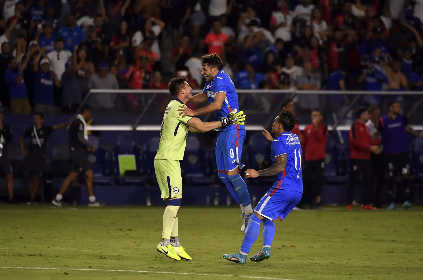 Santiago Gimenez del Cruz Azul salta a los brazos de su compañero Sebsatian Jurado después de derrotar a Atlas en tiros penales. Foto: AFP
