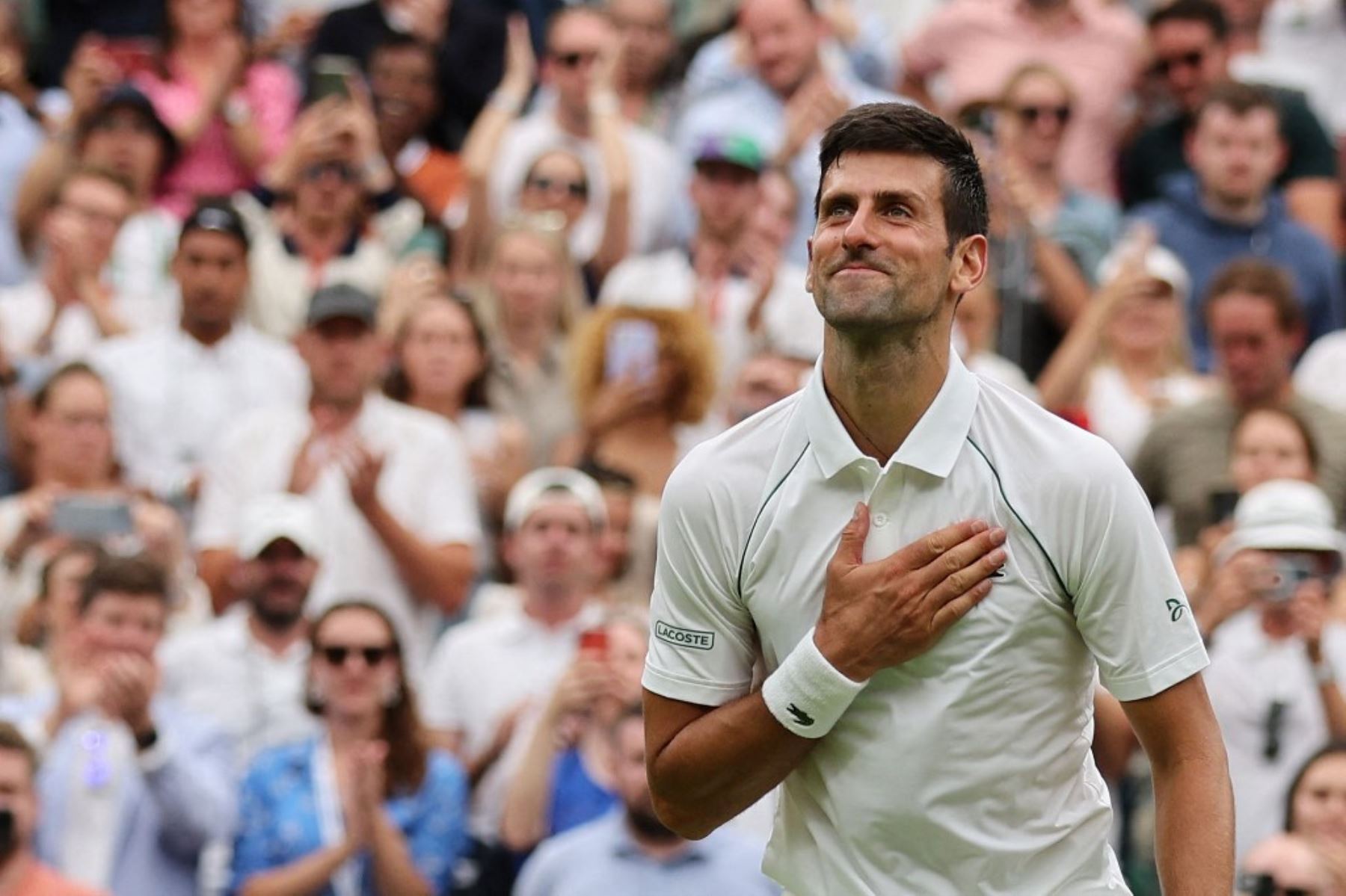 Novak Djokovic sufre demasiado en el debut en Wimbledon