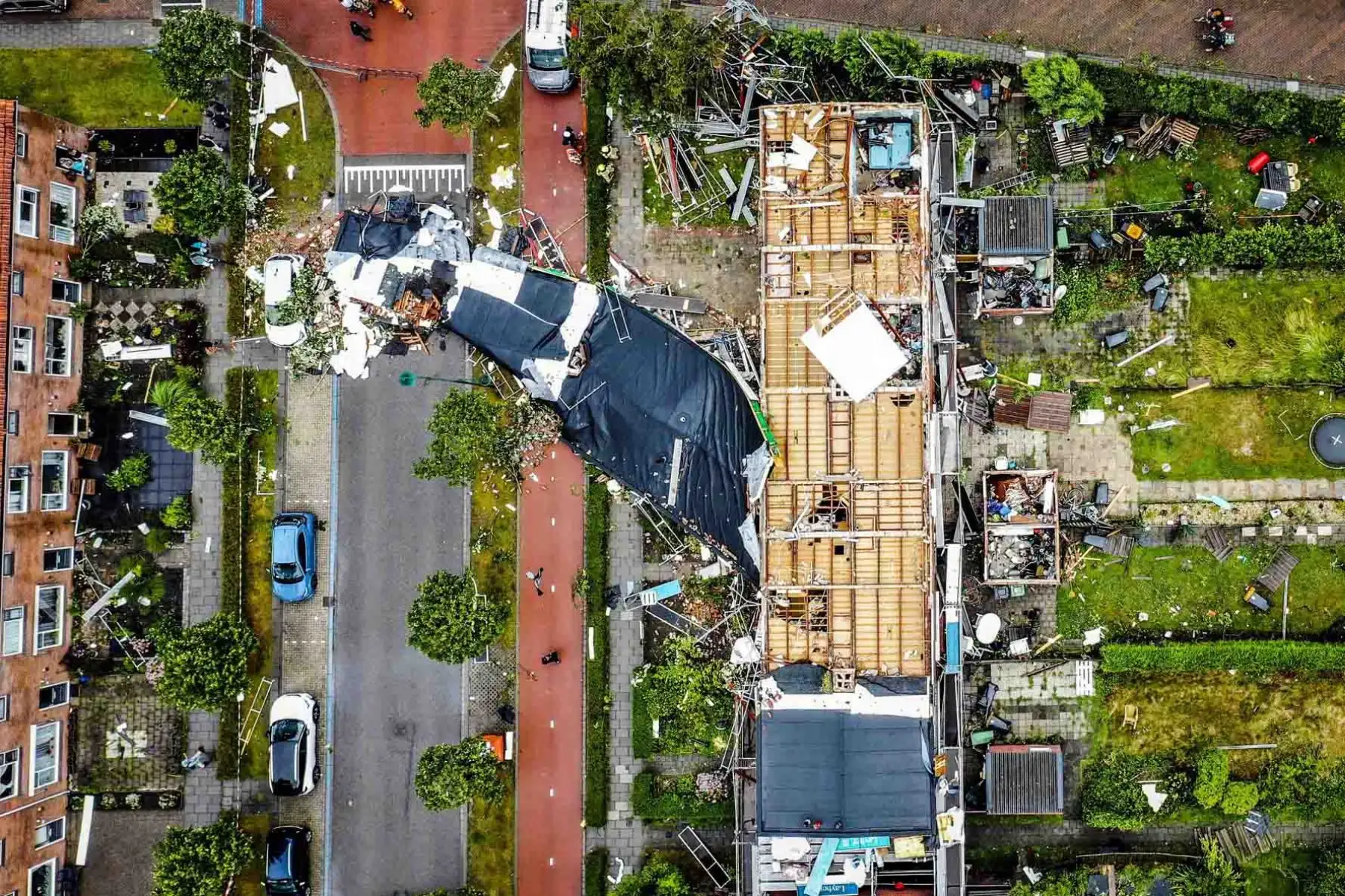 Al menos una persona murió y diez resultaron heridas tras el paso este lunes de una fuerte tormenta de viento por la provincia de Zelanda, en la costa suroeste de Países Bajos, lo que ha dejado imágenes de un tornado arrancando árboles del suelo y el techo de varias casas. Foto: AFP