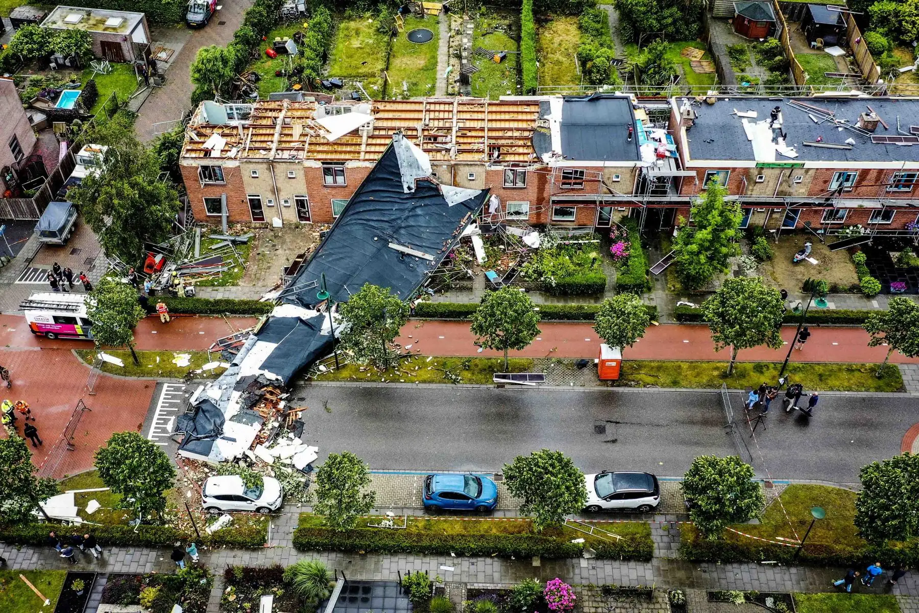 Según la junta de seguridad de Zelanda, los servicios de emergencia todavía están evaluando el tamaño total de los daños, que son “considerables” en varias calles de la localidad de Zierikzee. Foto: AFP