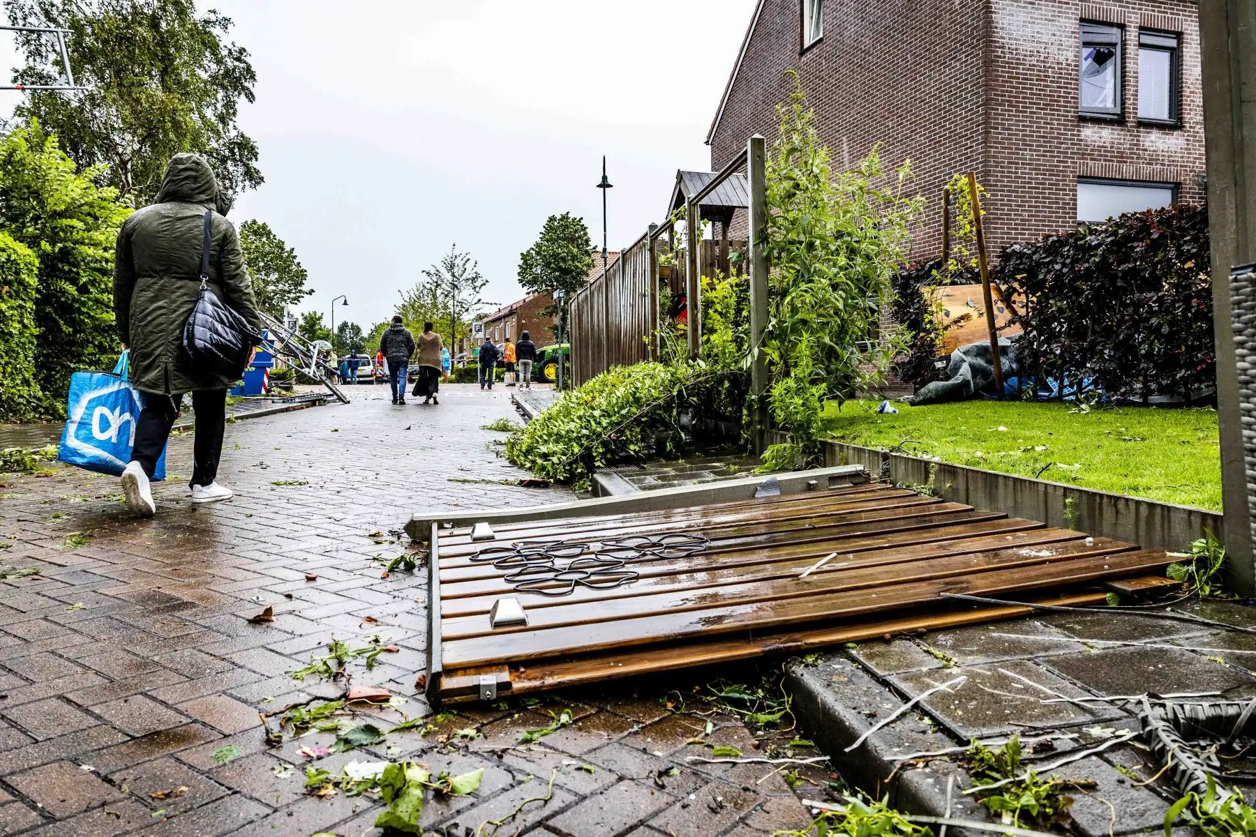El viento ha arrancado las tejas de una iglesia, enseres de varios jardines, los techos de al menos cuatro casas y la fachada de una vivienda, así como las tejas de varios edificios y numerosos árboles. Foto: AFP