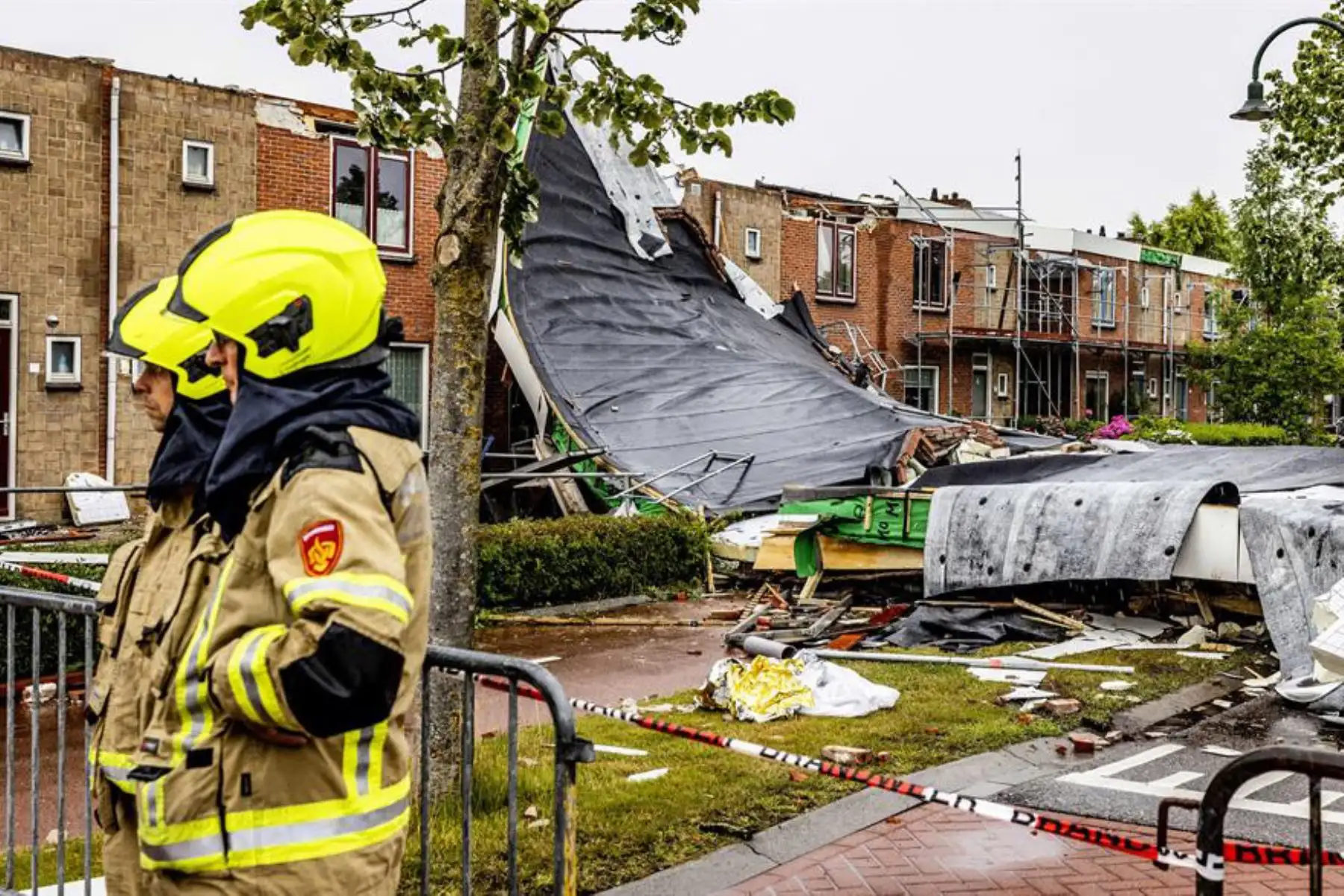 El viento ha arrancado las tejas de una iglesia, enseres de varios jardines, los techos de al menos cuatro casas y la fachada de una vivienda, así como las tejas de varios edificios y numerosos árboles. Foto: EFE