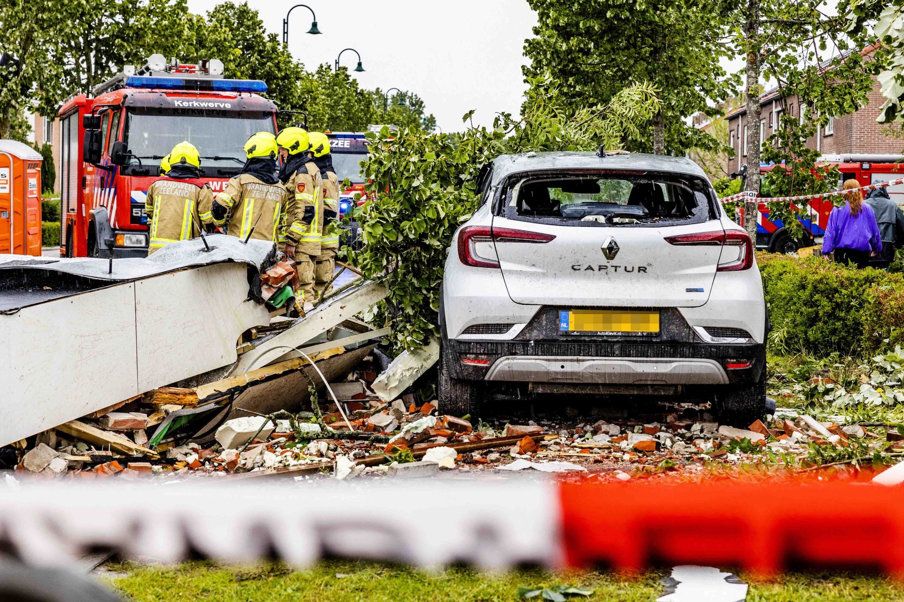 Según la junta de seguridad de Zelanda, los servicios de emergencia todavía están evaluando el tamaño total de los daños, que son “considerables” en varias calles de la localidad de Zierikzee. Foto: AFP