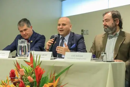 El ministro Alejandro Salas toma la palabra durante la presentación de la FIL Lima. Foto: ANDINA/Andrés Valle